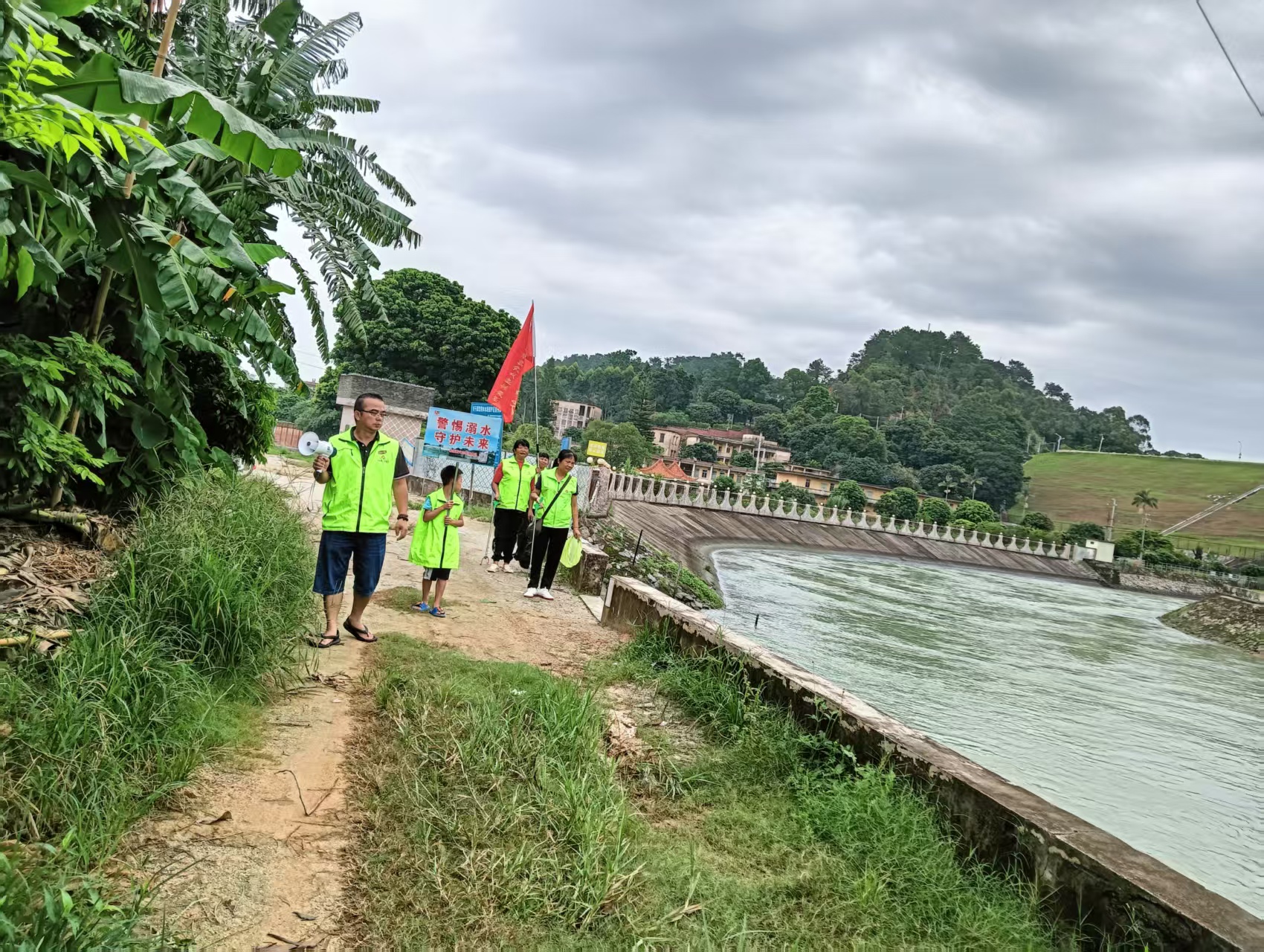 长坡薪火志愿队：护河防溺水活动完美收官，守护行动持续进行-6.jpg