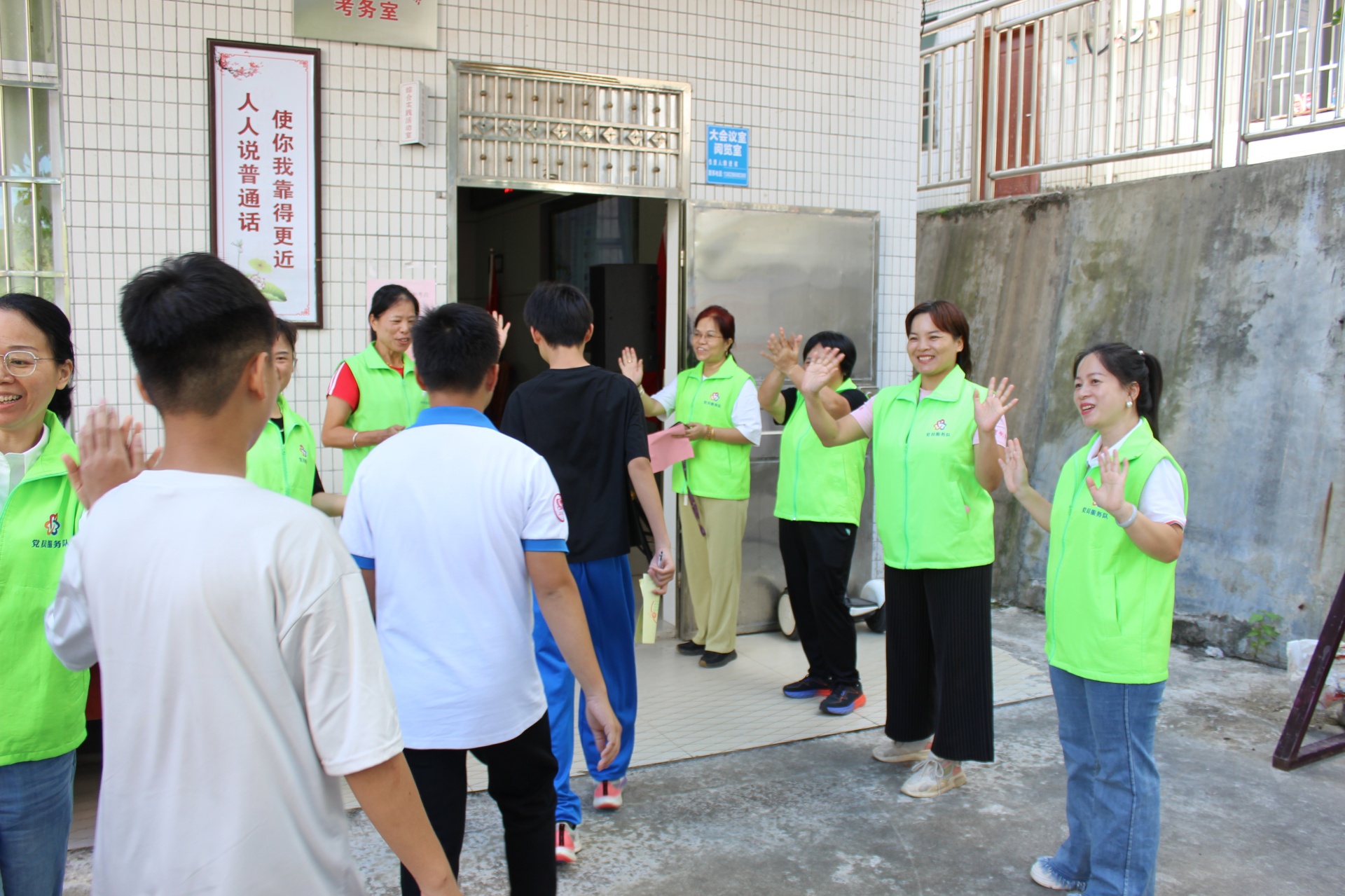巾帼普法润心田  成长赋能护青春—高州市妇联走进长坡一中开展青少年关爱系列活动-3.jpg