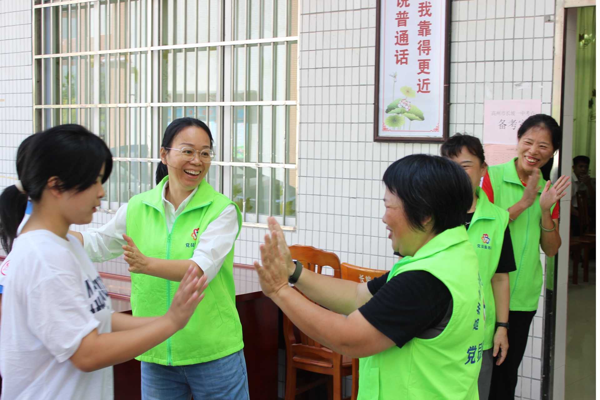 巾帼普法润心田  成长赋能护青春—高州市妇联走进长坡一中开展青少年关爱系列活动-2.jpg