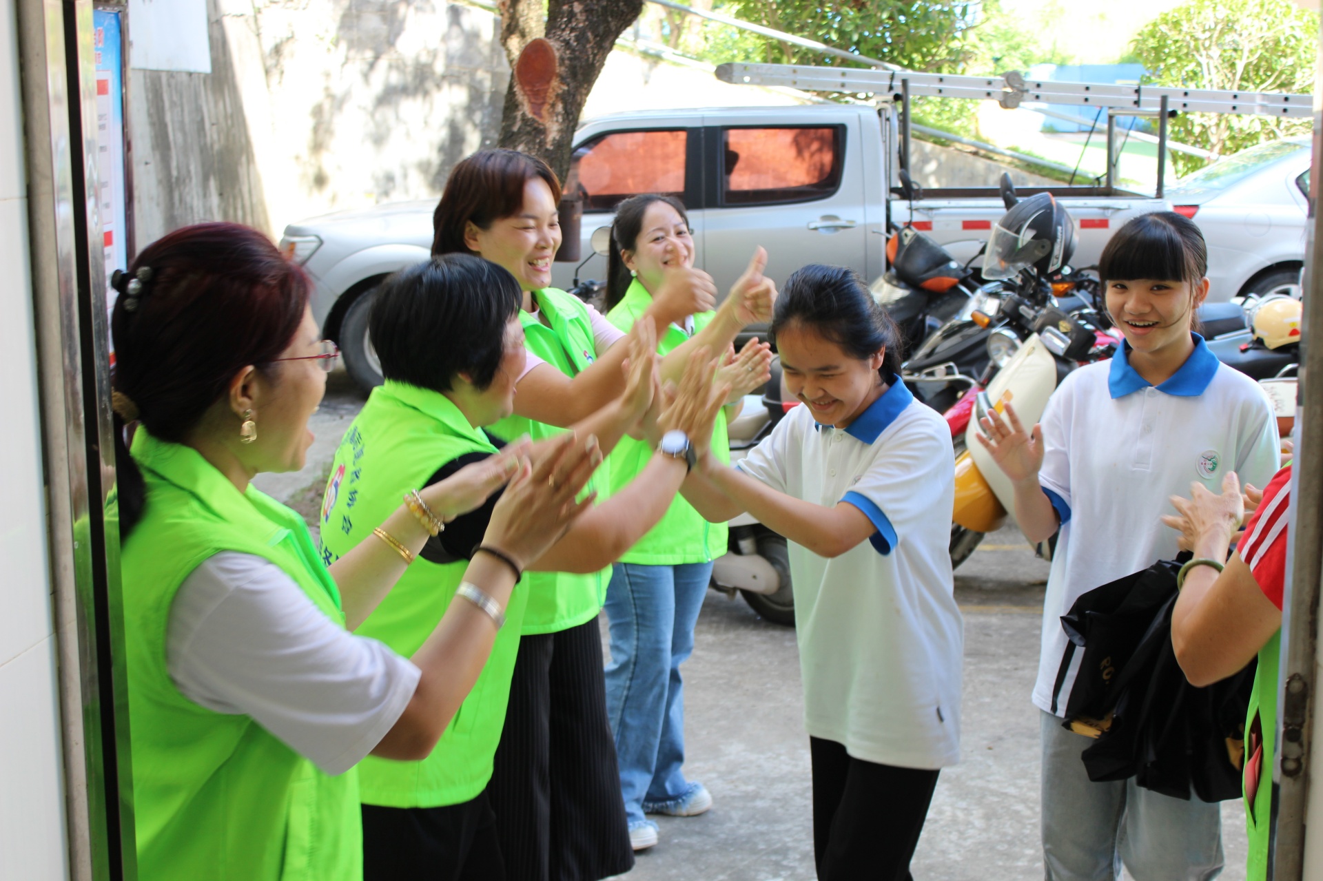 巾帼普法润心田  成长赋能护青春—高州市妇联走进长坡一中开展青少年关爱系列活动-4.jpg