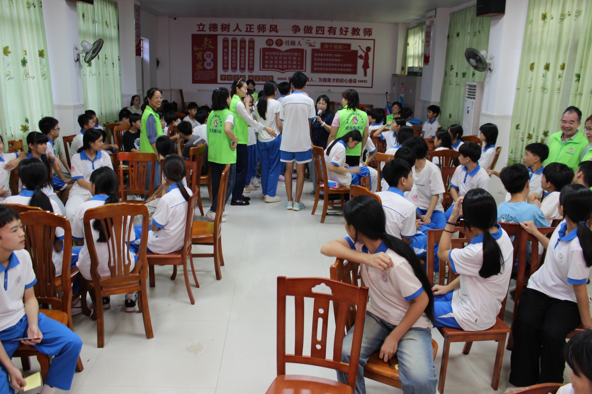 巾帼普法润心田  成长赋能护青春—高州市妇联走进长坡一中开展青少年关爱系列活动-10.jpg