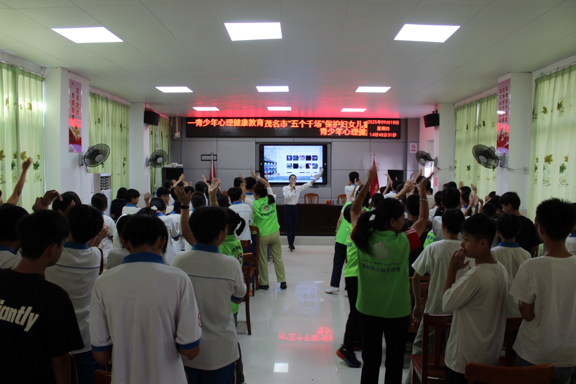 巾帼普法润心田  成长赋能护青春—高州市妇联走进长坡一中开展青少年关爱系列活动-6.jpg