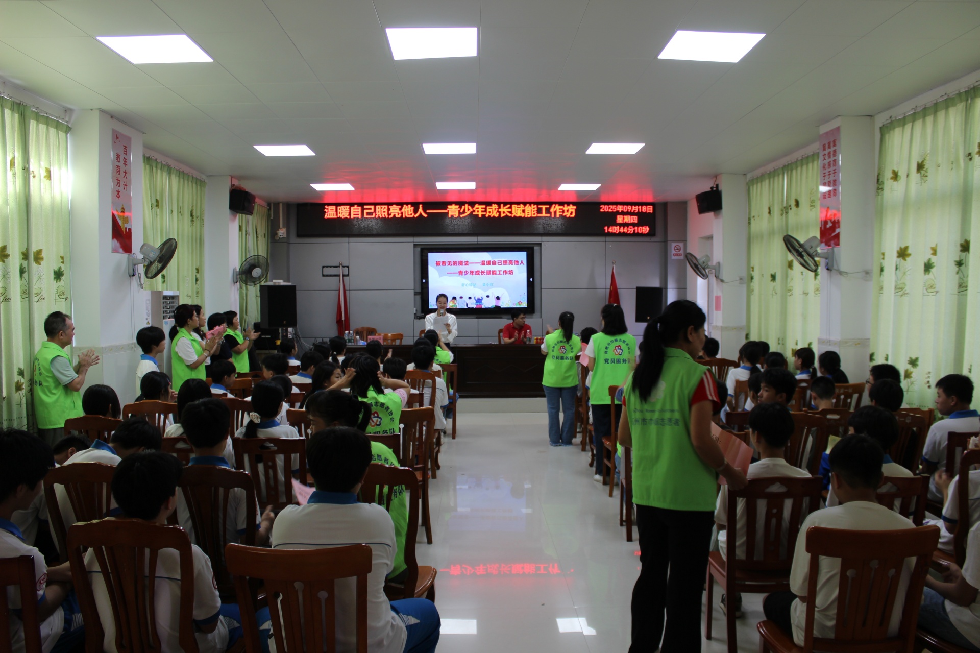 巾帼普法润心田  成长赋能护青春—高州市妇联走进长坡一中开展青少年关爱系列活动-5.jpg
