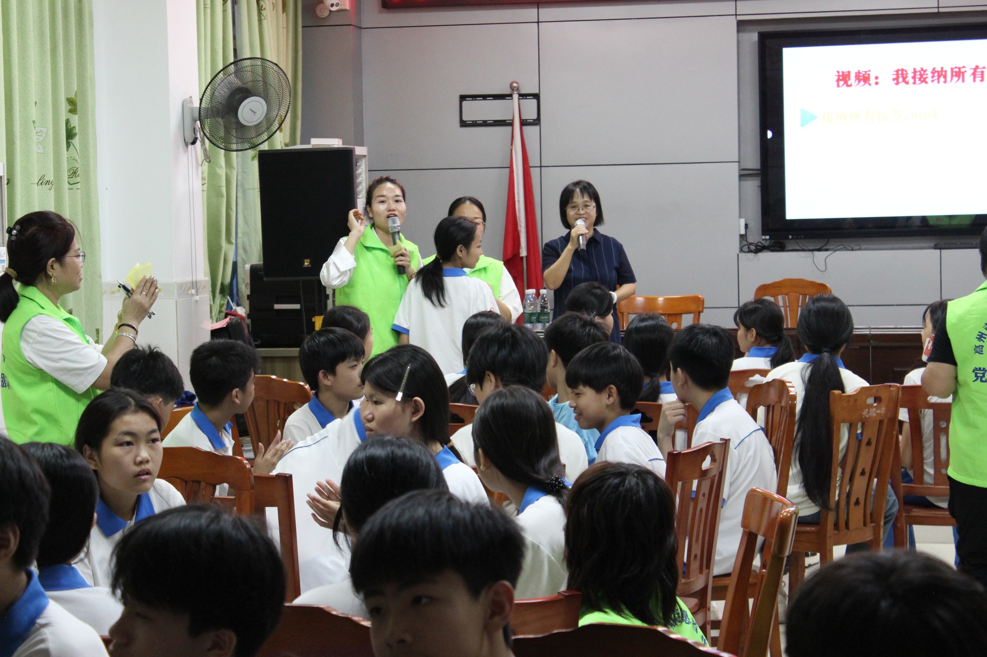 巾帼普法润心田  成长赋能护青春—高州市妇联走进长坡一中开展青少年关爱系列活动-11.jpg