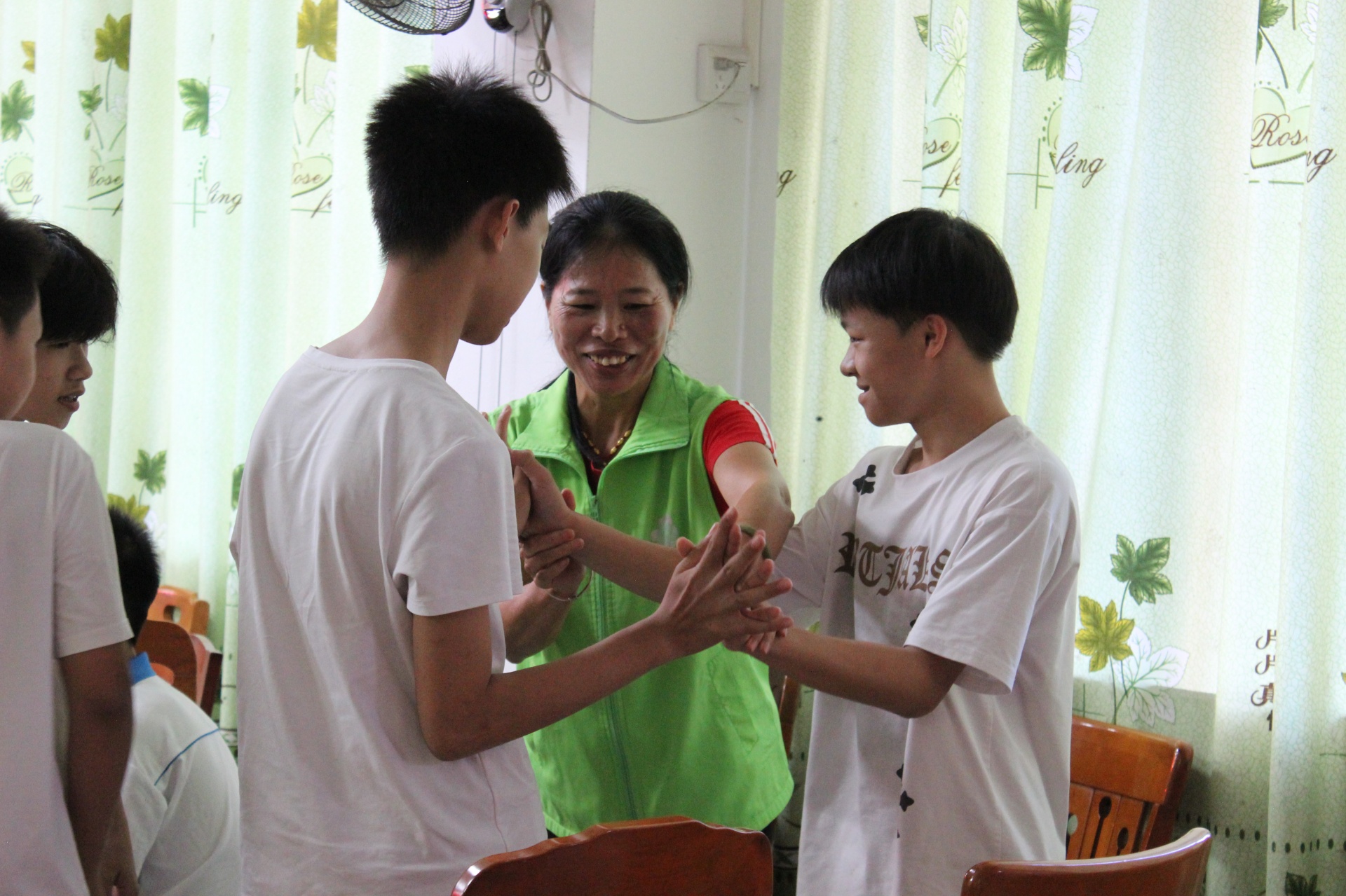 巾帼普法润心田  成长赋能护青春—高州市妇联走进长坡一中开展青少年关爱系列活动-12.jpg