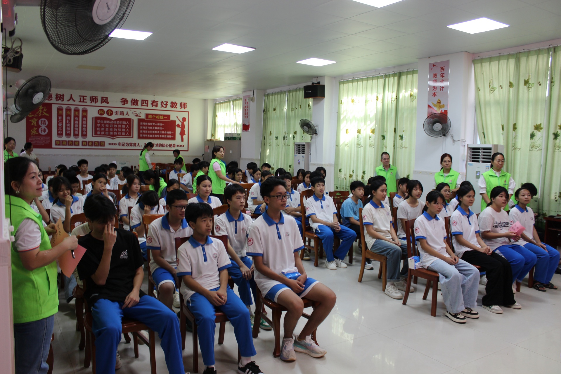 巾帼普法润心田  成长赋能护青春—高州市妇联走进长坡一中开展青少年关爱系列活动-15.jpg