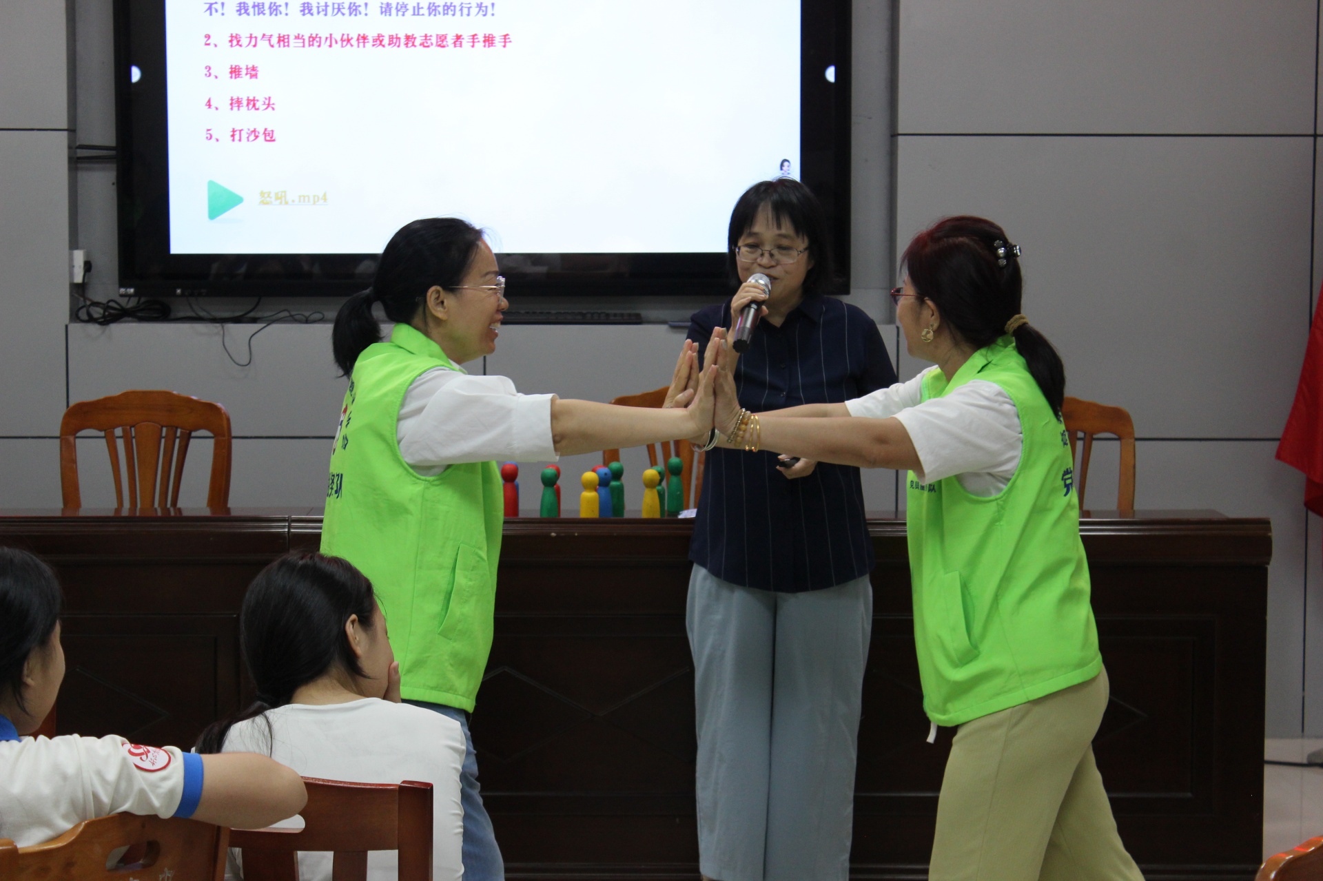 巾帼普法润心田  成长赋能护青春—高州市妇联走进长坡一中开展青少年关爱系列活动-20.jpg