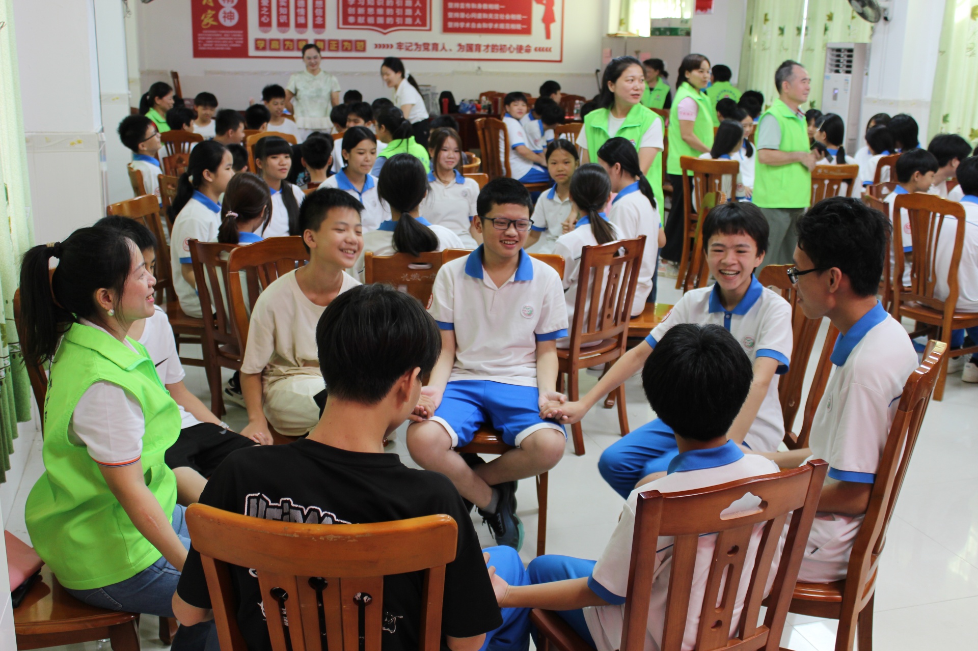 巾帼普法润心田  成长赋能护青春—高州市妇联走进长坡一中开展青少年关爱系列活动-17.jpg