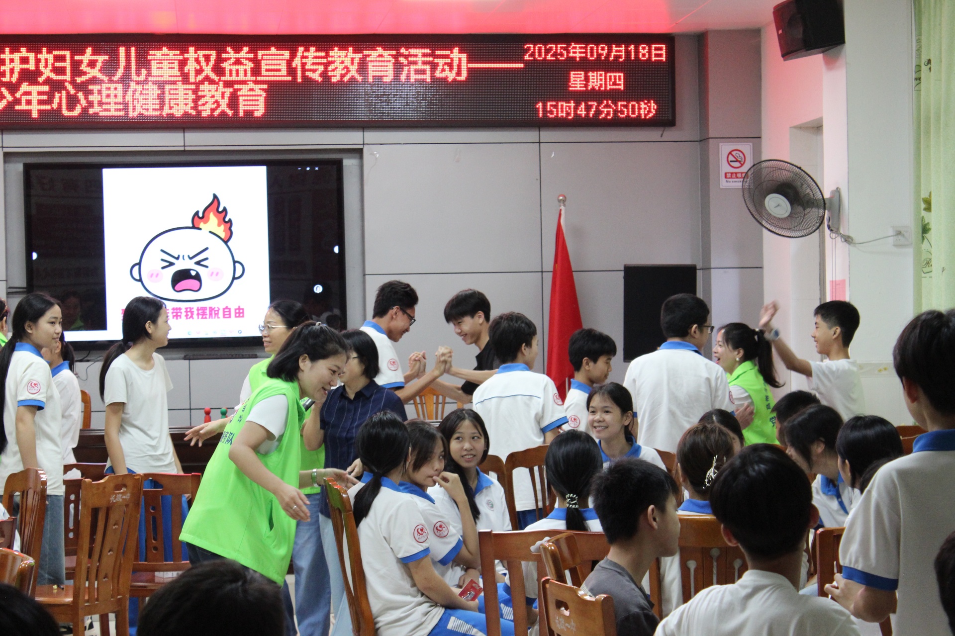 巾帼普法润心田  成长赋能护青春—高州市妇联走进长坡一中开展青少年关爱系列活动-21.jpg