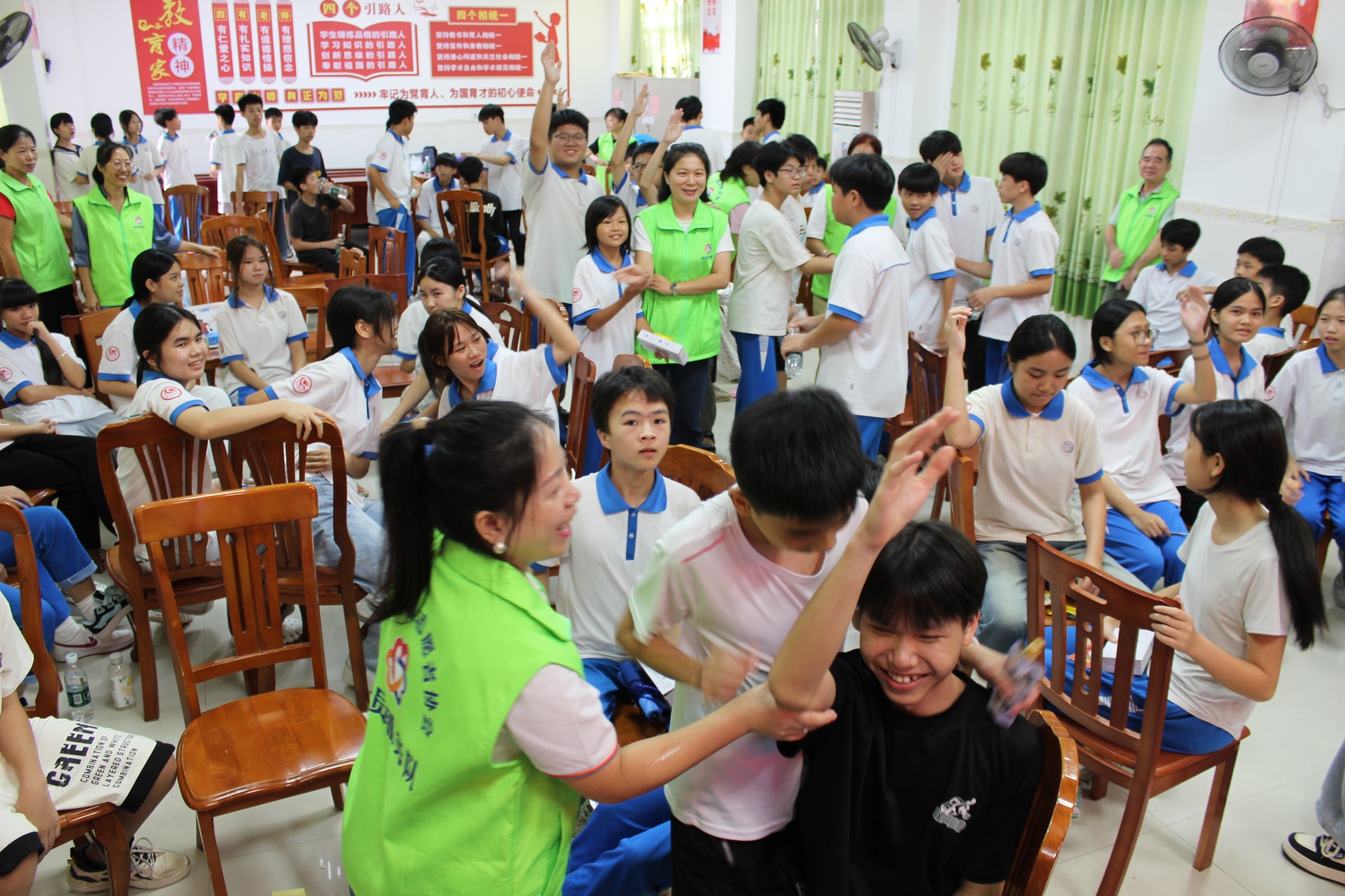 巾帼普法润心田  成长赋能护青春—高州市妇联走进长坡一中开展青少年关爱系列活动-23.jpg