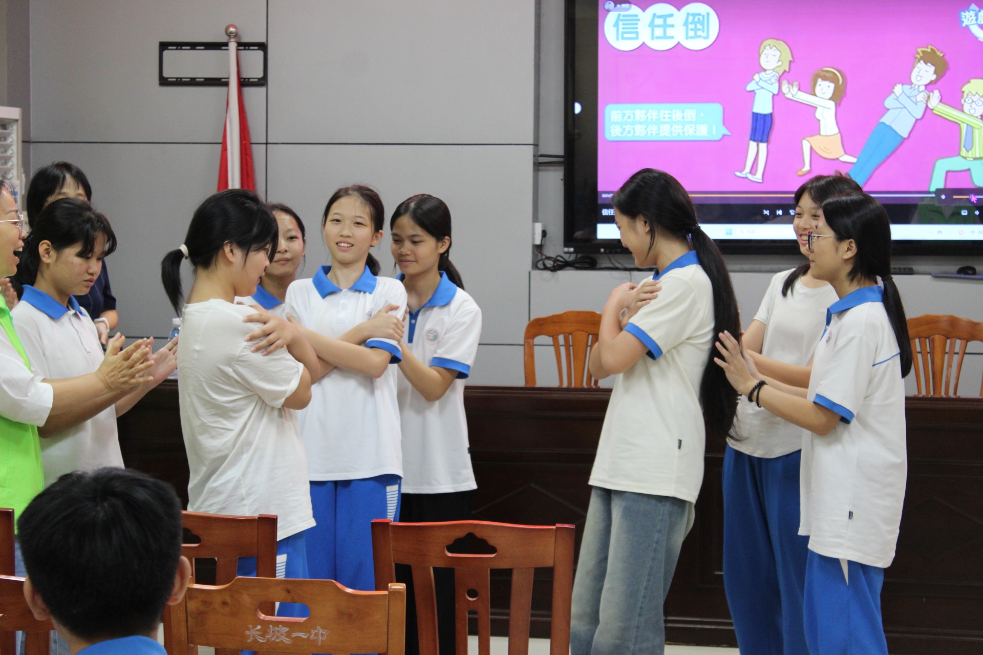 巾帼普法润心田  成长赋能护青春—高州市妇联走进长坡一中开展青少年关爱系列活动-16.jpg