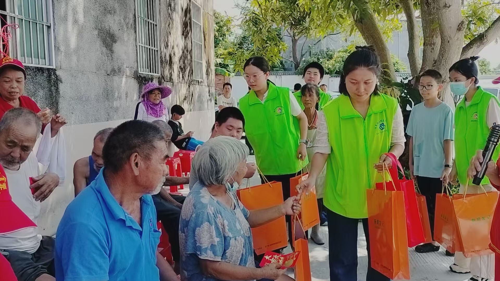 庆国庆贺中秋 敬老爱老送温情——青松志愿服务总队联合爱心企业走进石鼓镇敬老院-9.jpg