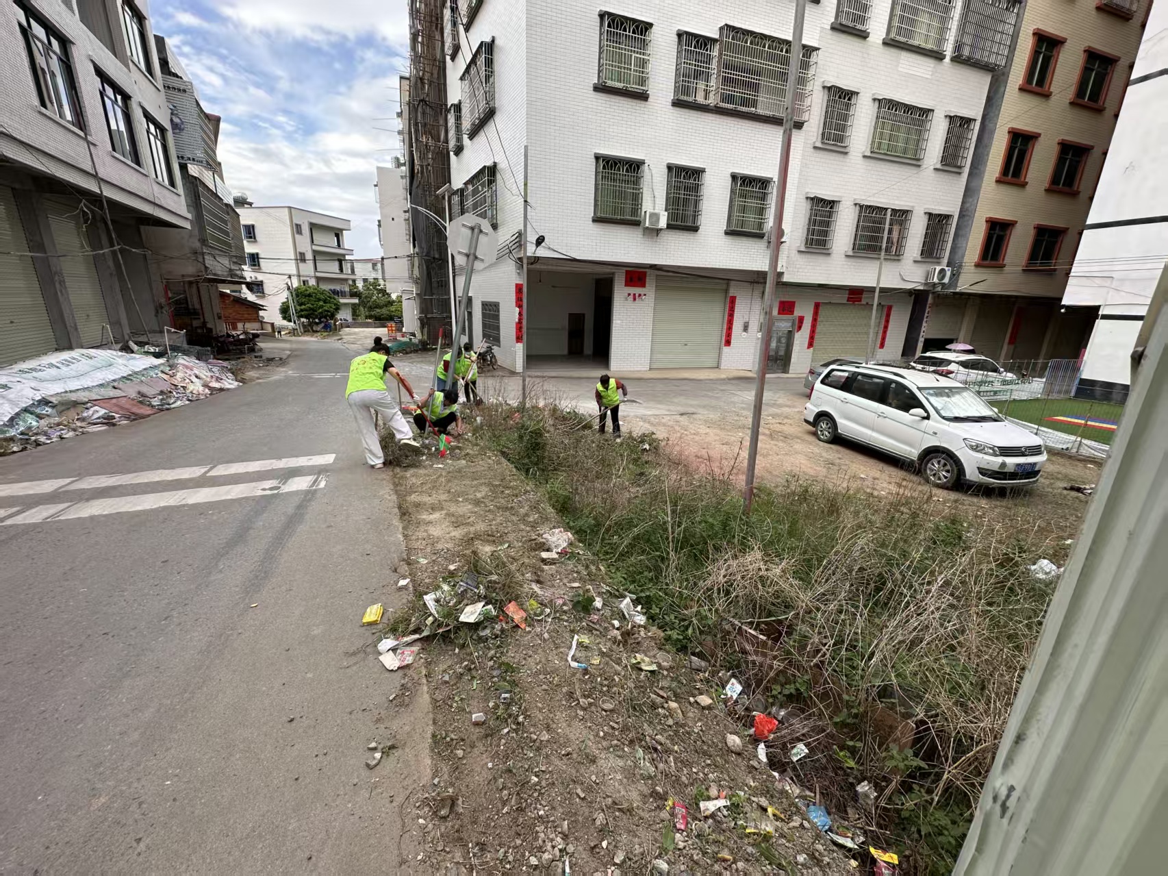 除草防蚊护环境！高州市巾帼志愿者助力平山镇创建卫生镇-6.jpg
