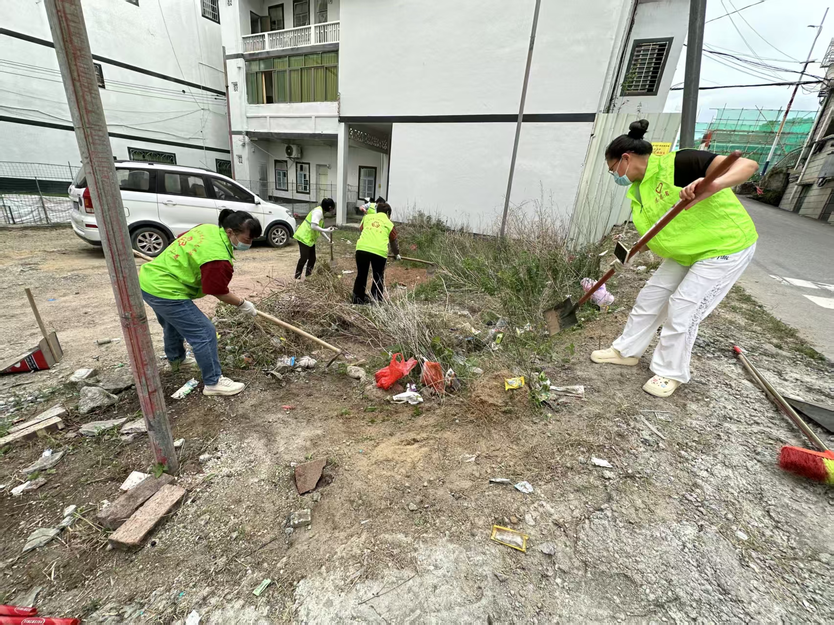 除草防蚊护环境！高州市巾帼志愿者助力平山镇创建卫生镇-7.jpg