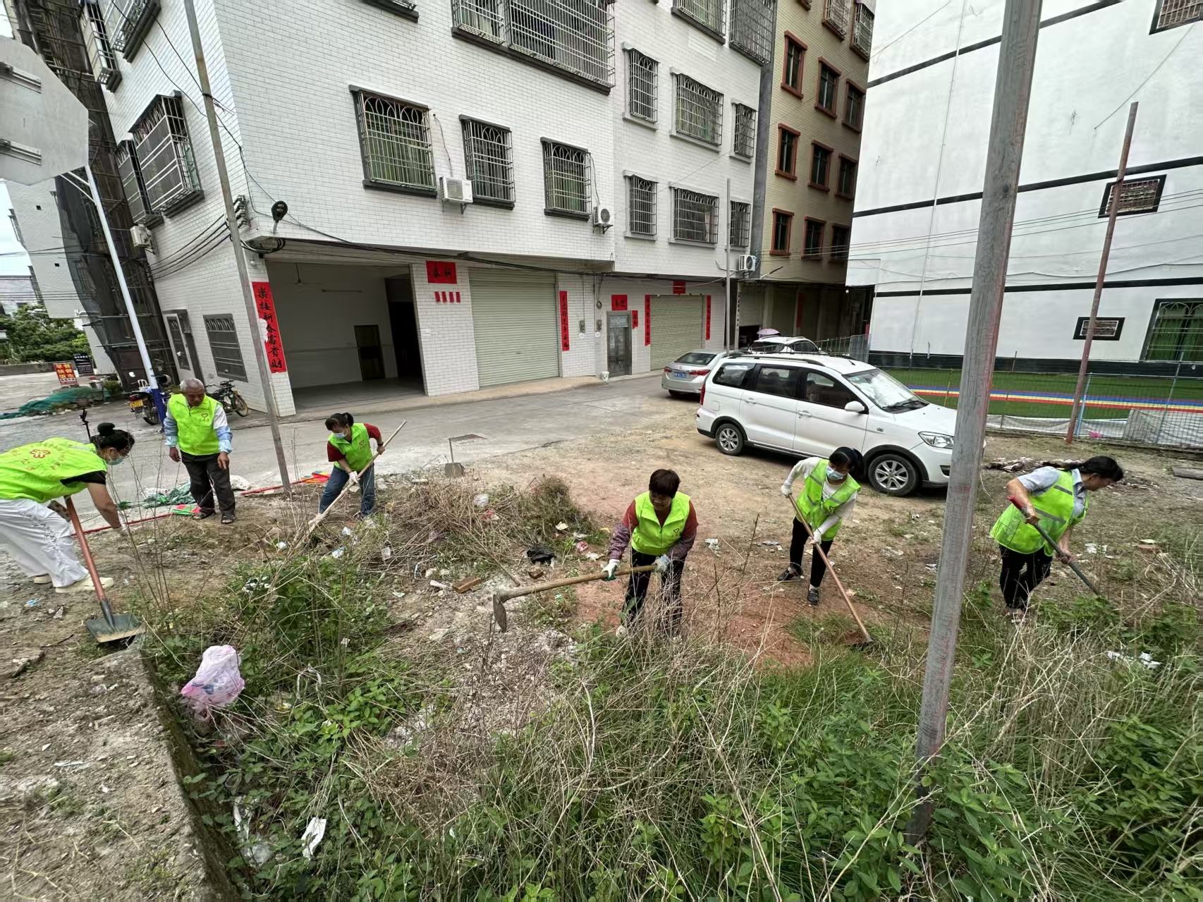 除草防蚊护环境！高州市巾帼志愿者助力平山镇创建卫生镇-2.jpg