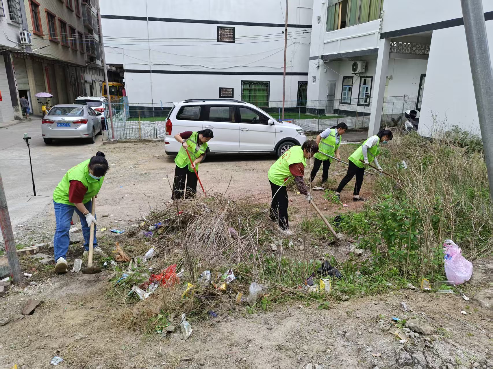 除草防蚊护环境！高州市巾帼志愿者助力平山镇创建卫生镇-8.jpg