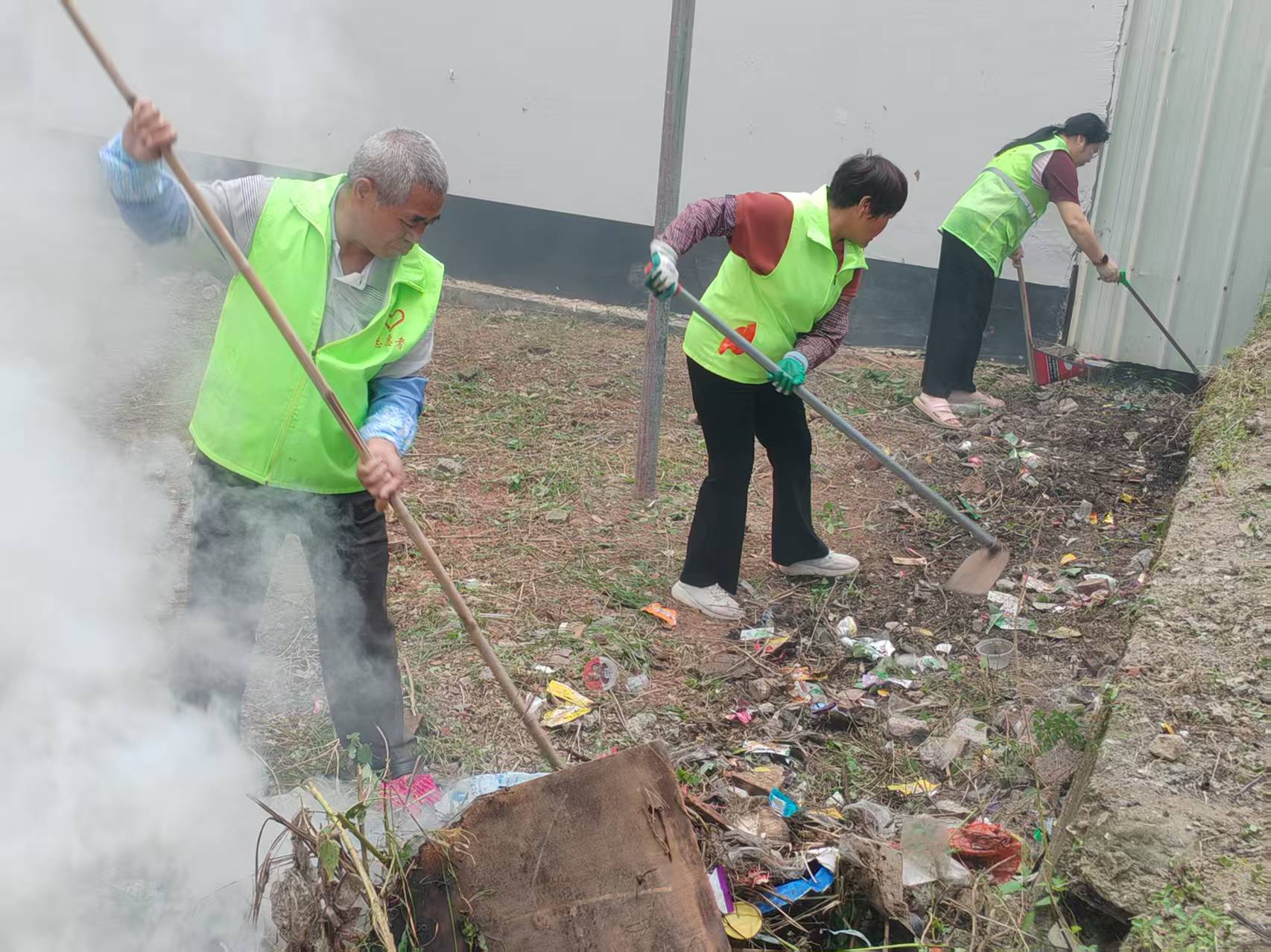 除草防蚊护环境！高州市巾帼志愿者助力平山镇创建卫生镇-10.jpg