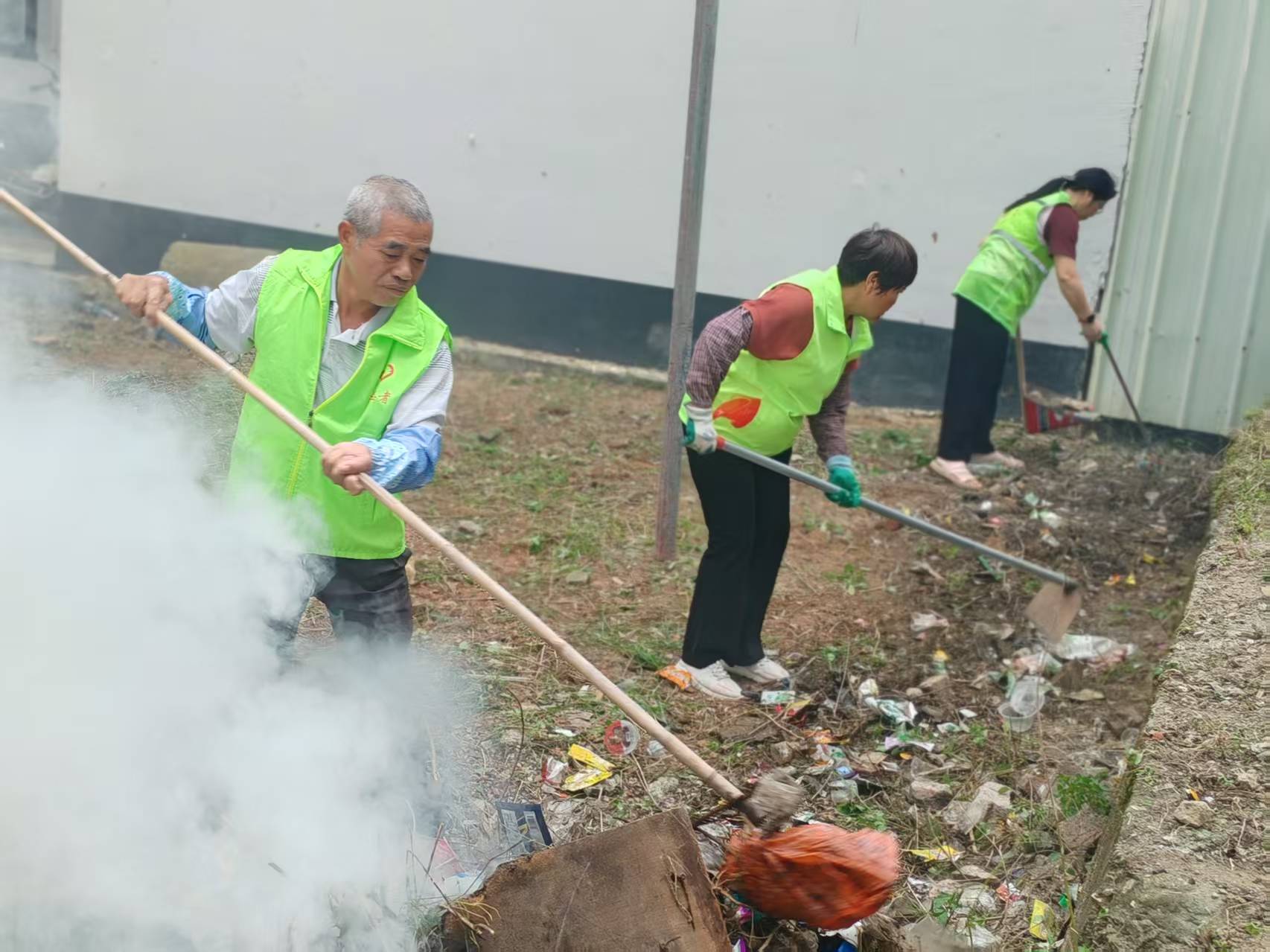 除草防蚊护环境！高州市巾帼志愿者助力平山镇创建卫生镇-9.jpg