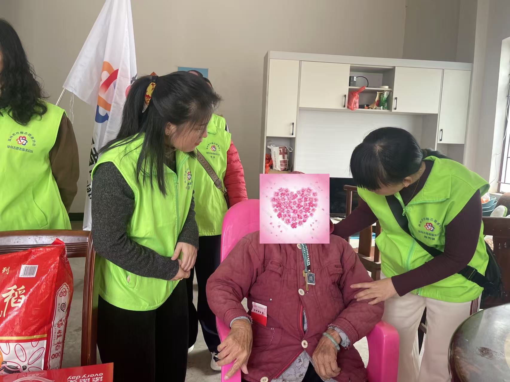 情暖重阳，爱满榭村——高州市巾帼志愿者协会绿舟总队开展敬老慰问活动-5.jpg