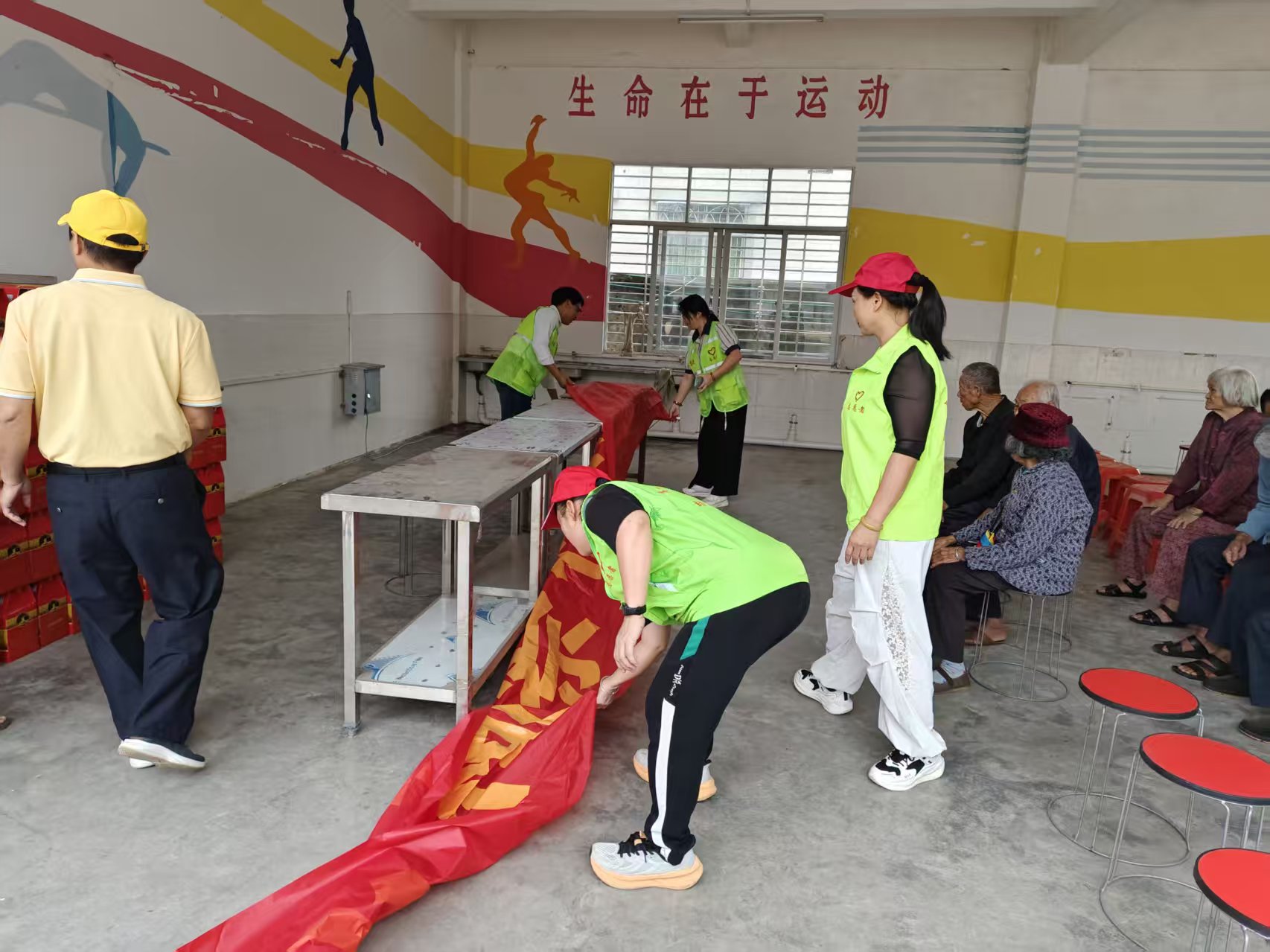 重阳敬老传美德 巾帼志愿显担当——高州市平山镇巾帼志愿者助力宗亲敬老活动-2.jpg