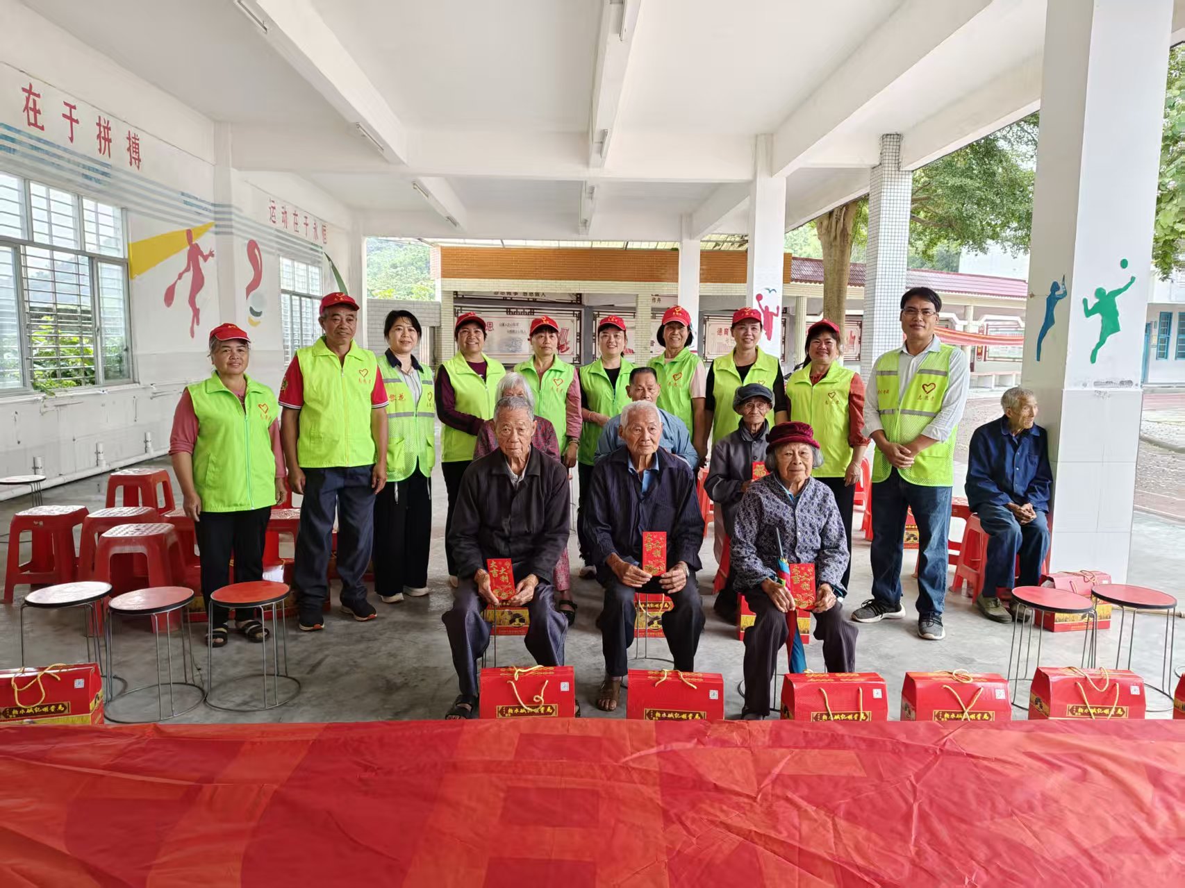 重阳敬老传美德 巾帼志愿显担当——高州市平山镇巾帼志愿者助力宗亲敬老活动-8.jpg