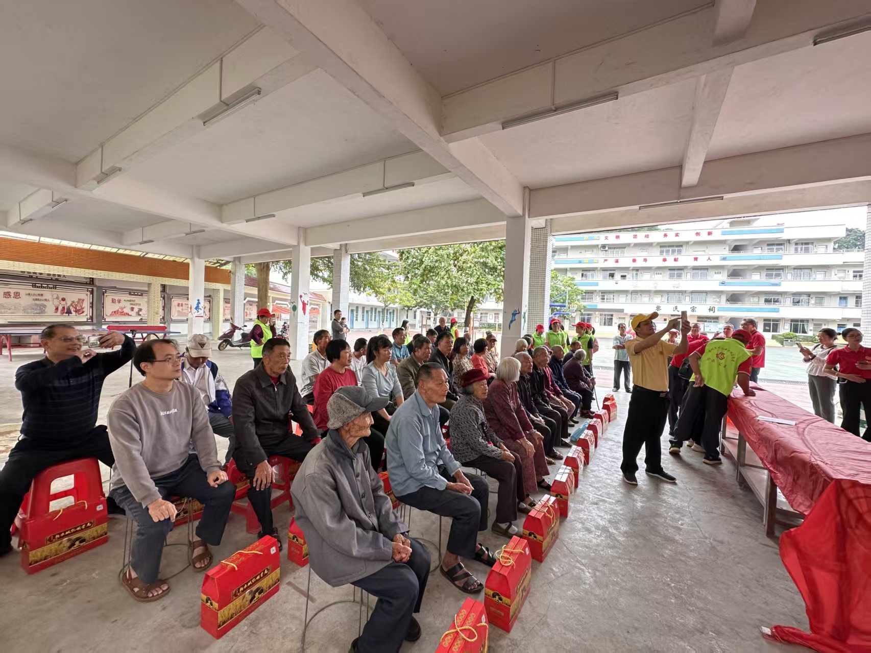 重阳敬老传美德 巾帼志愿显担当——高州市平山镇巾帼志愿者助力宗亲敬老活动-10.jpg