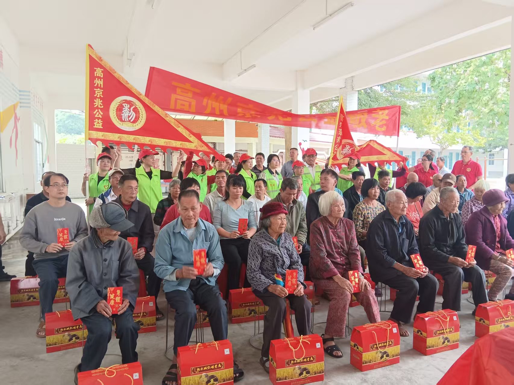 重阳敬老传美德 巾帼志愿显担当——高州市平山镇巾帼志愿者助力宗亲敬老活动-6.jpg