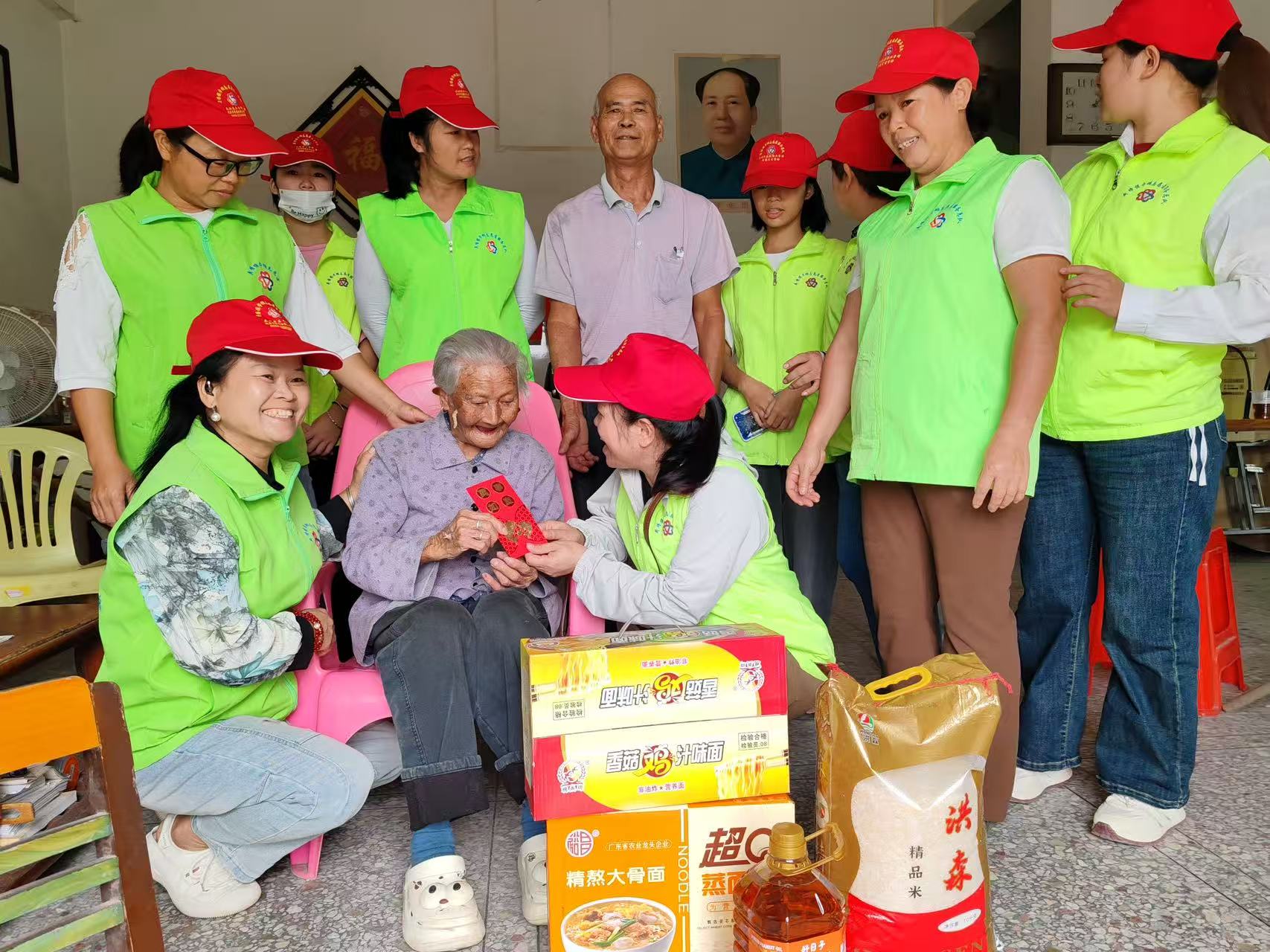 高州荷塘：巾帼志愿暖重阳，温情守护百岁老人-3.jpg