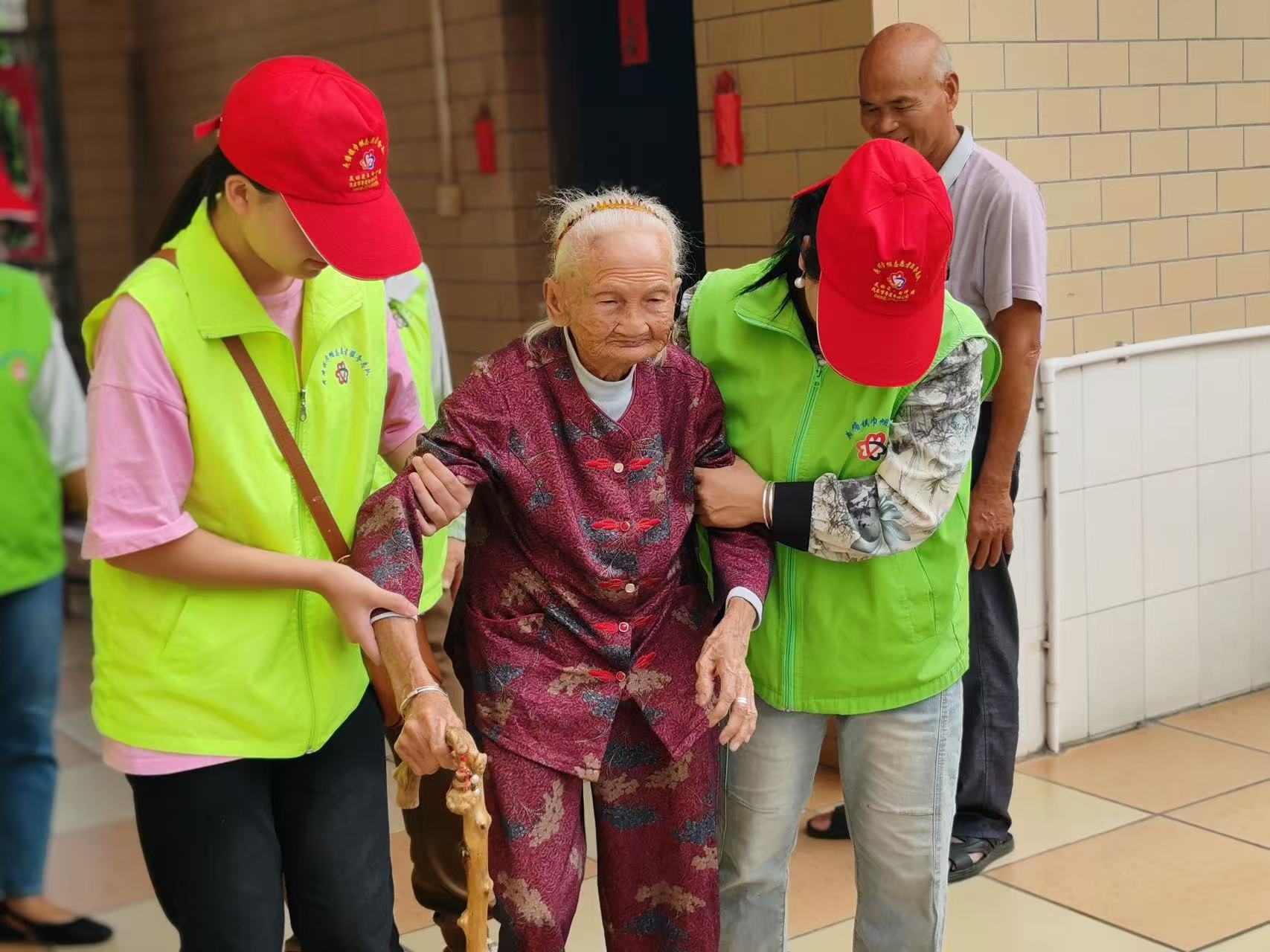 高州荷塘：巾帼志愿暖重阳，温情守护百岁老人-5.jpg