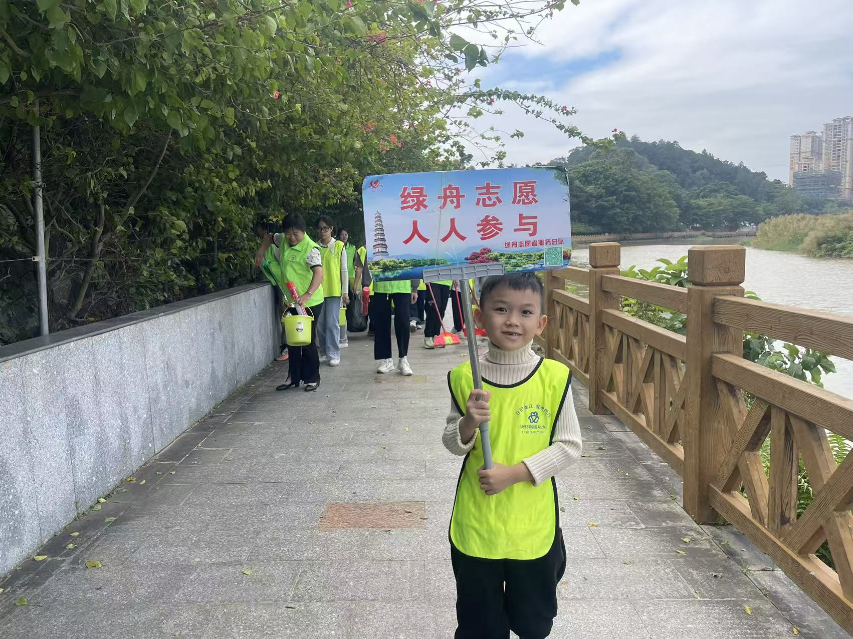 一抹“志愿绿”  守护鉴江河-1.jpg