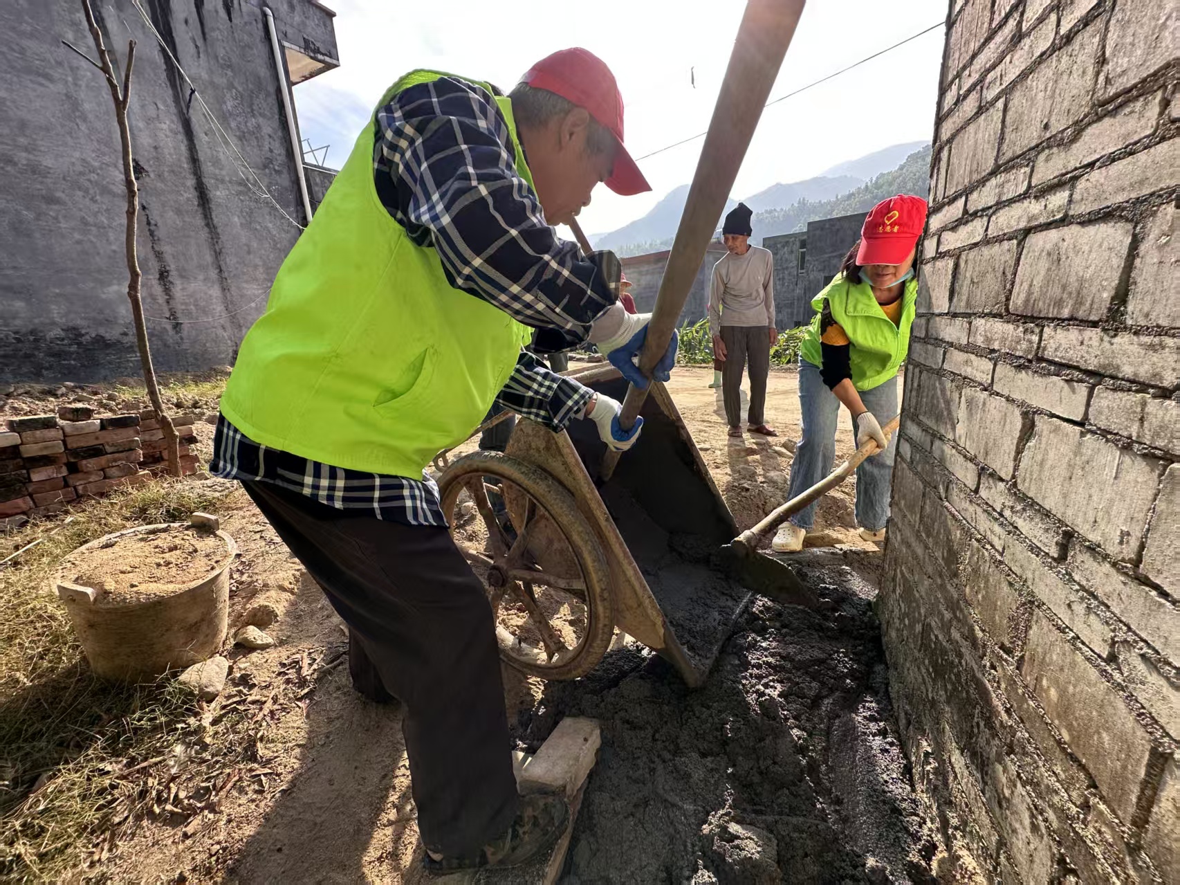 巾帼志愿展风采，沟渠硬化暖民心 —平山镇巾帼志愿队助力田坪典型村建设-1.jpg