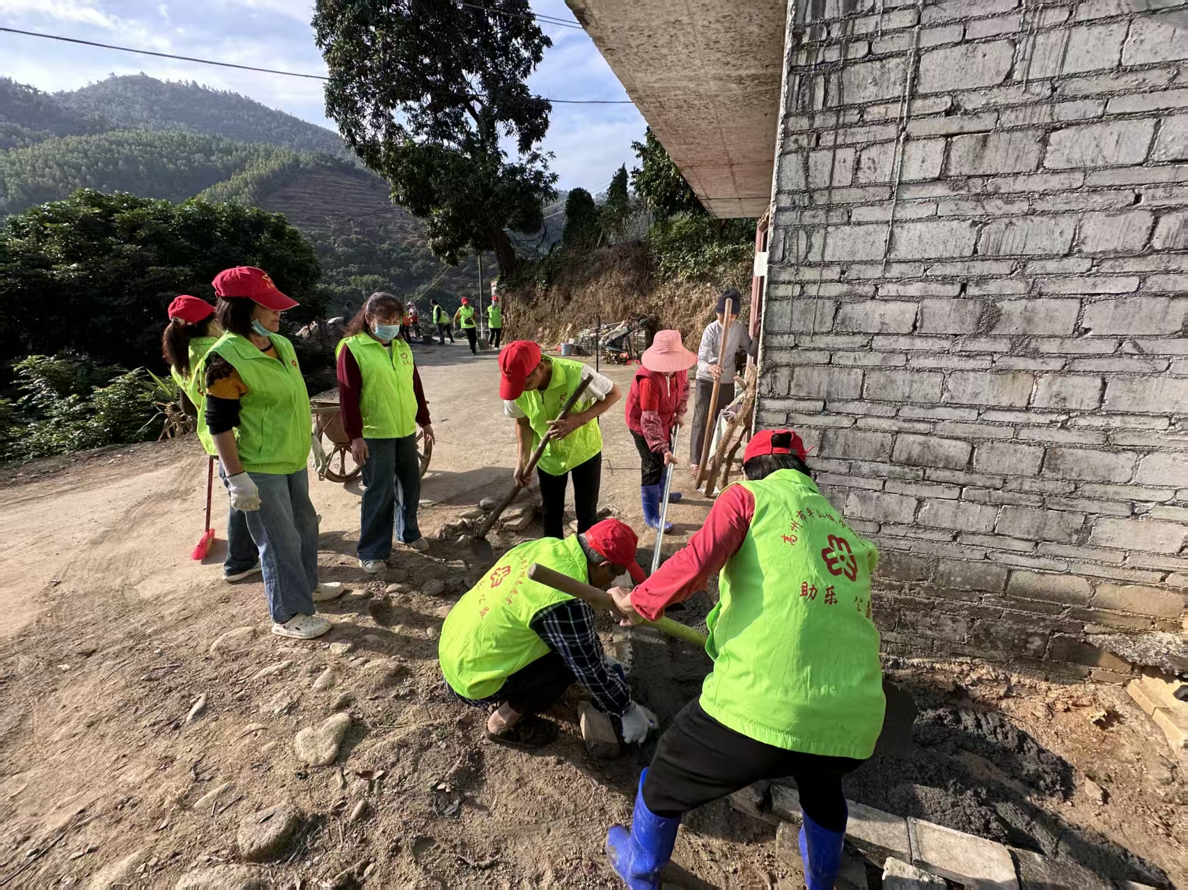 巾帼志愿展风采，沟渠硬化暖民心 —平山镇巾帼志愿队助力田坪典型村建设-3.jpg