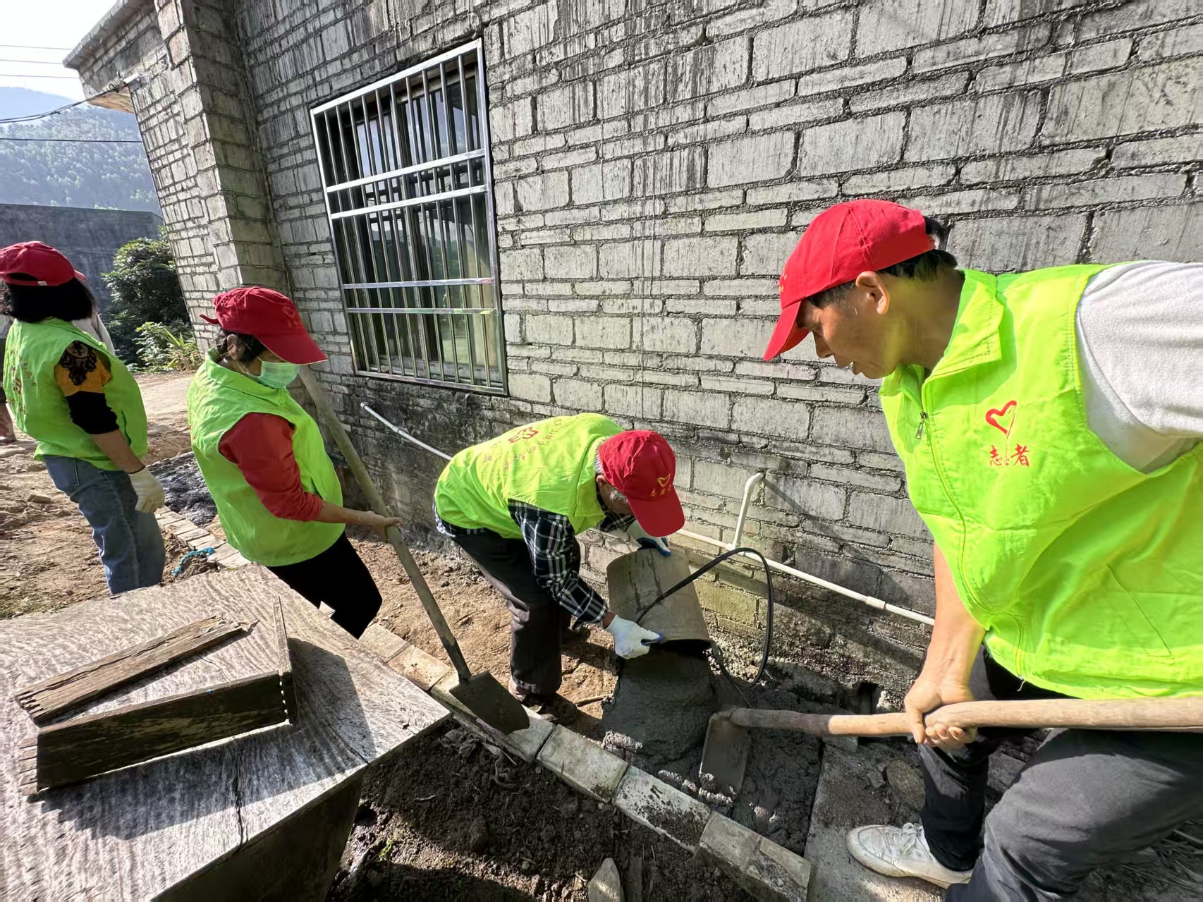 巾帼志愿展风采，沟渠硬化暖民心 —平山镇巾帼志愿队助力田坪典型村建设-2.jpg