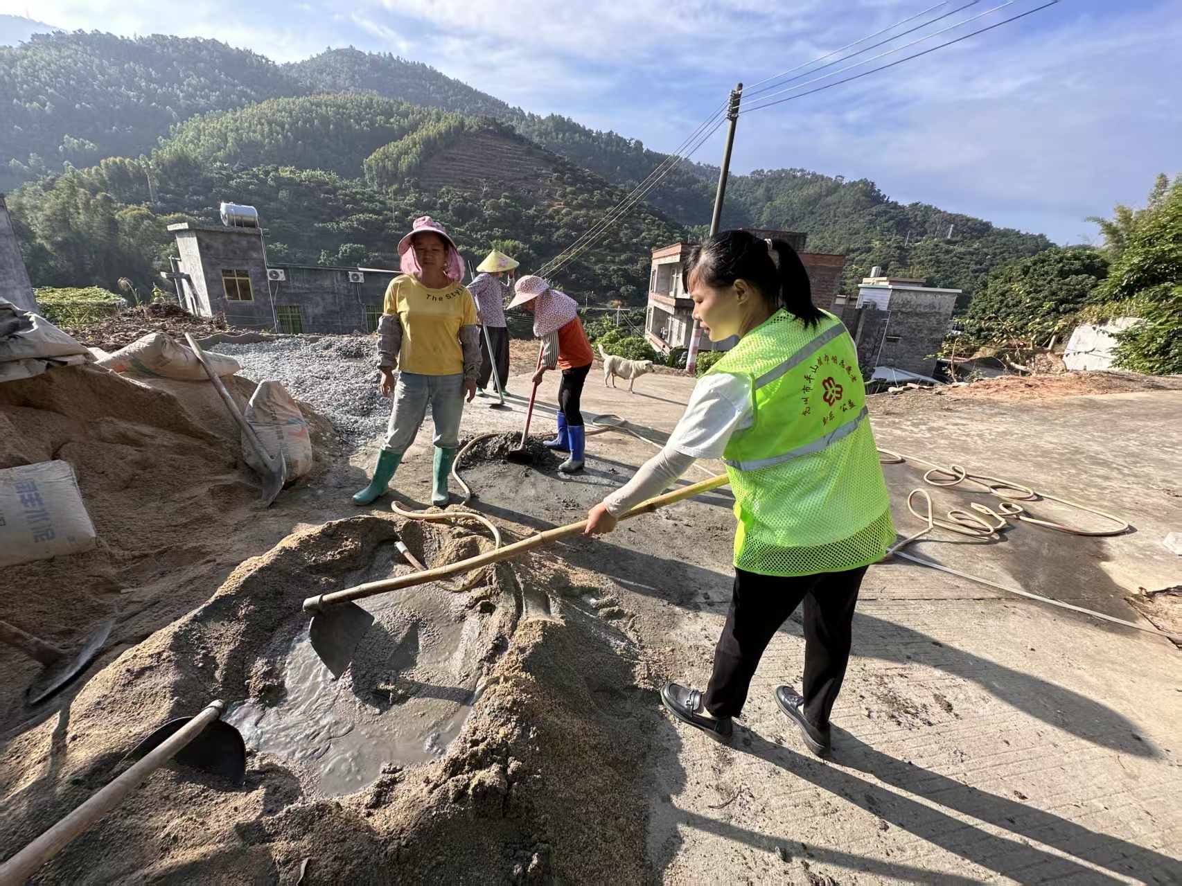 巾帼志愿展风采，沟渠硬化暖民心 —平山镇巾帼志愿队助力田坪典型村建设-7.jpg