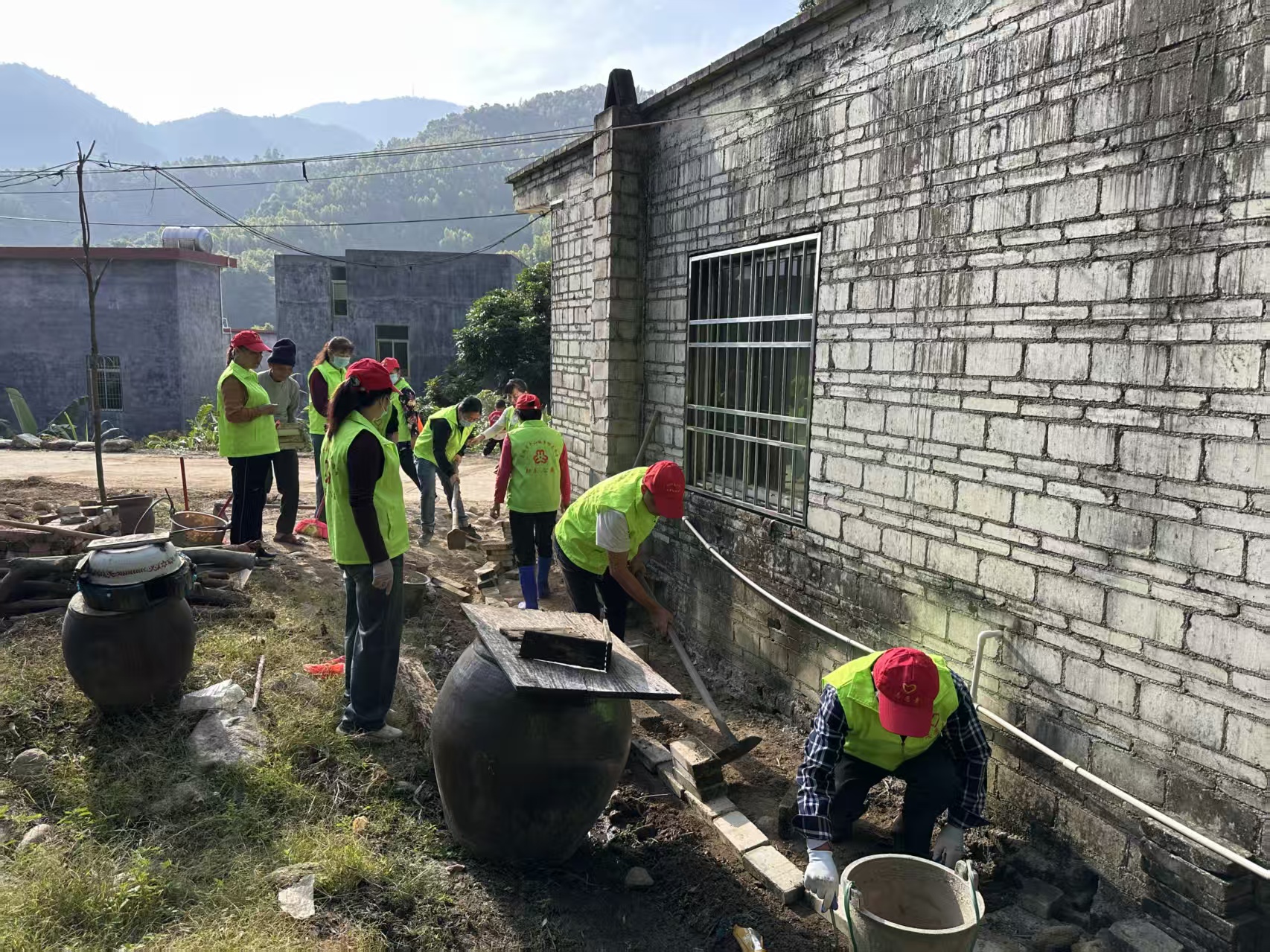 巾帼志愿展风采，沟渠硬化暖民心 —平山镇巾帼志愿队助力田坪典型村建设-4.jpg