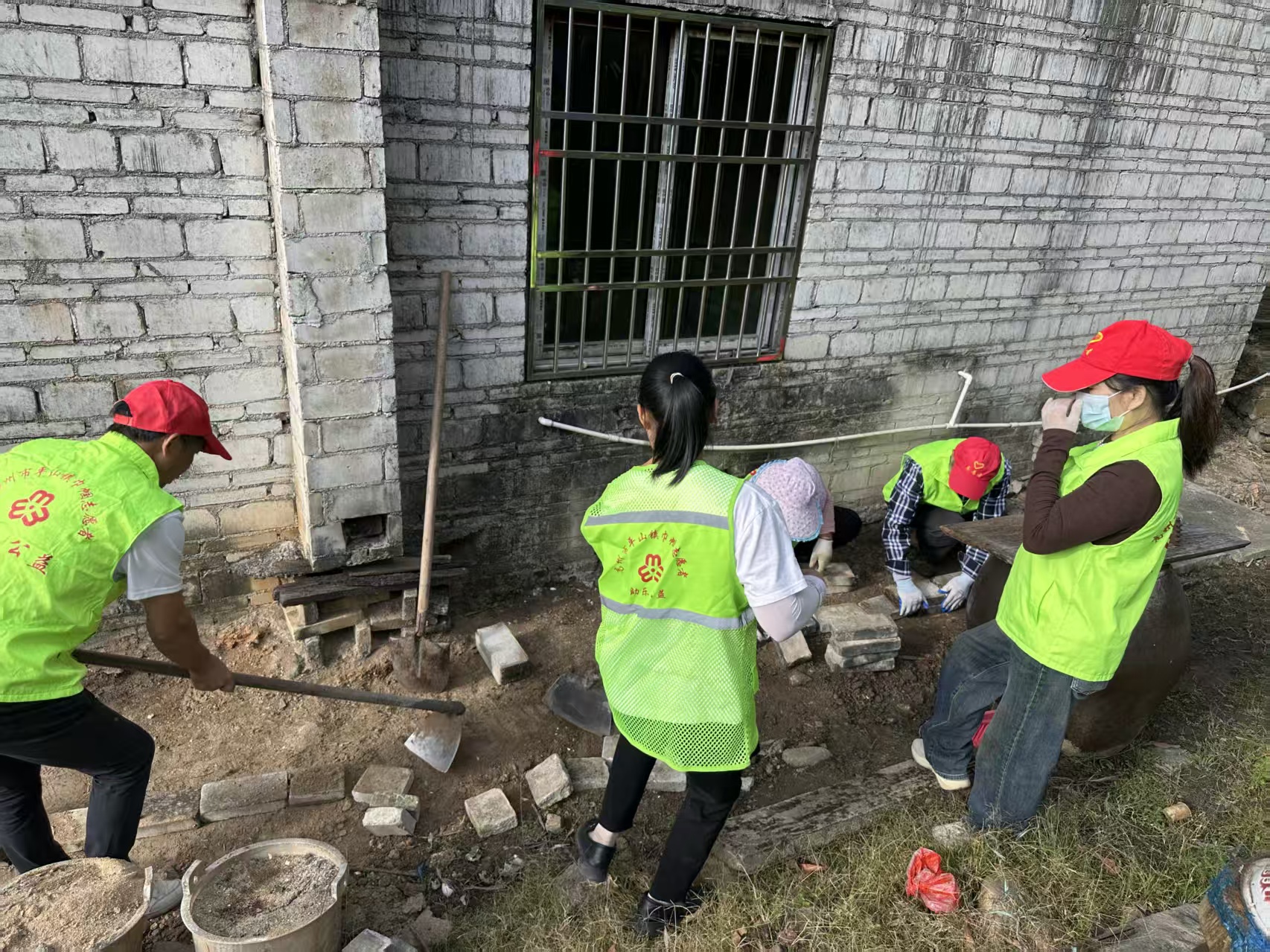巾帼志愿展风采，沟渠硬化暖民心 —平山镇巾帼志愿队助力田坪典型村建设-8.jpg