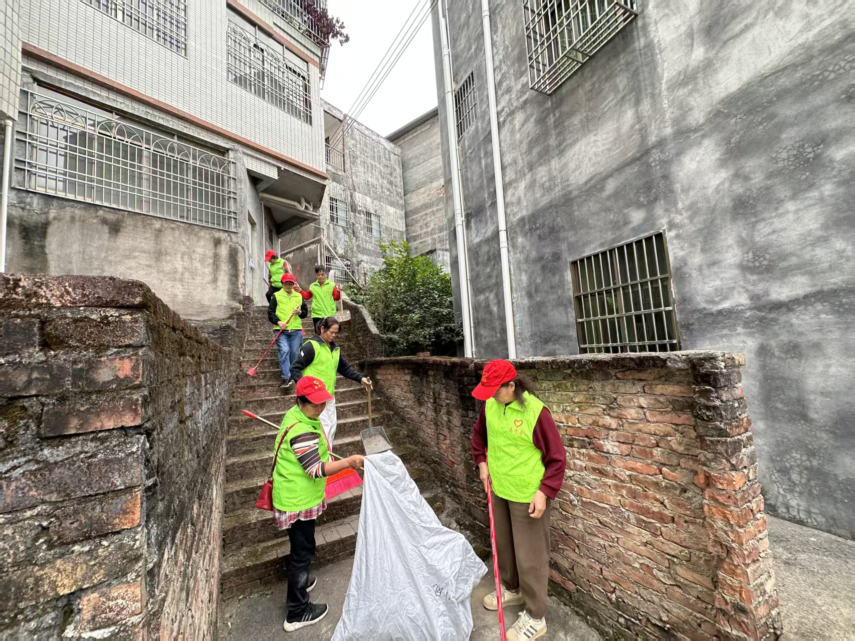高州市巾帼志愿者协会平山镇巾帼志愿队开展创卫志愿服务活动-2.jpg
