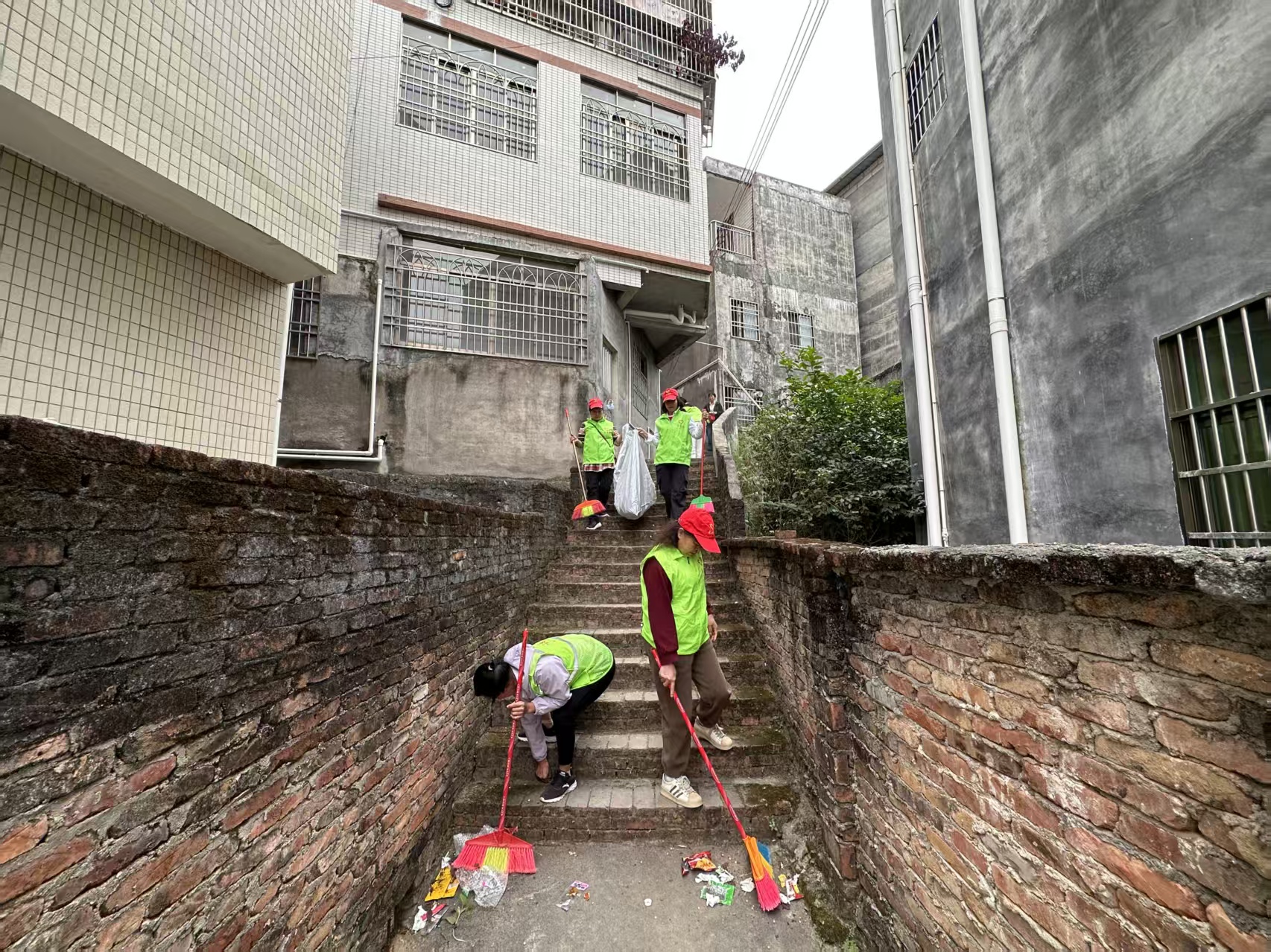 高州市巾帼志愿者协会平山镇巾帼志愿队开展创卫志愿服务活动-7.jpg