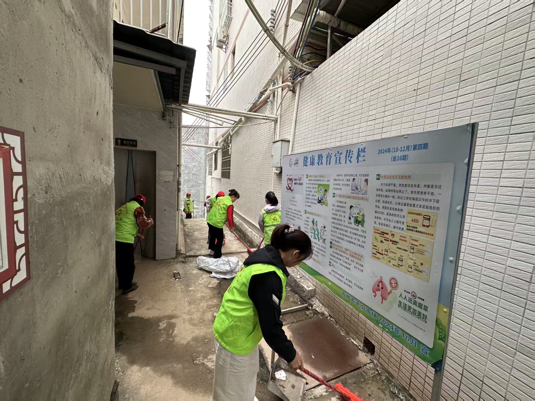 高州市巾帼志愿者协会平山镇巾帼志愿队开展创卫志愿服务活动-4.jpg