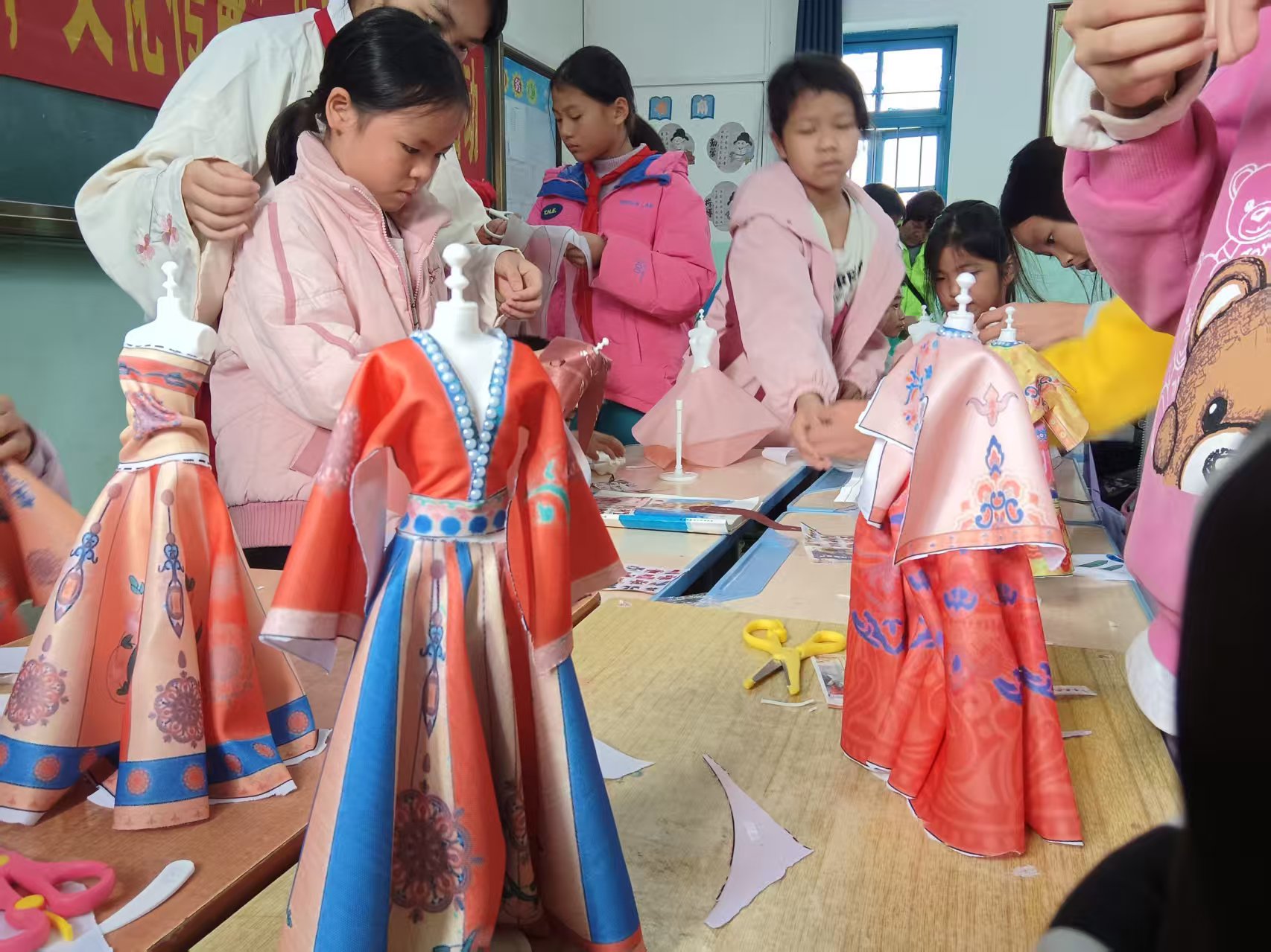 巧手裁古韵 童心传文脉——平山镇巾帼志愿队携手社工开展唐装汉服制作活动-6.jpg