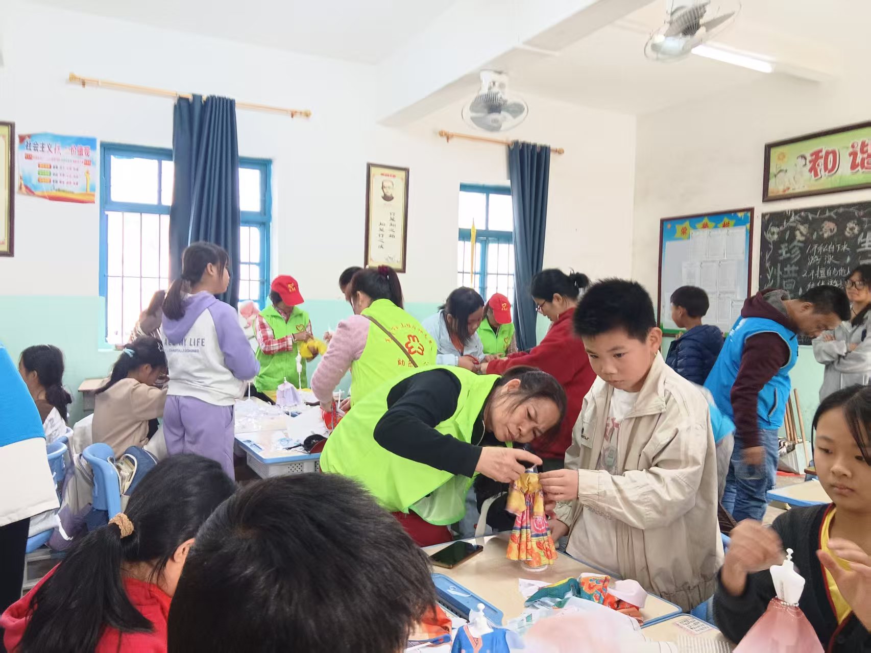 巧手裁古韵 童心传文脉——平山镇巾帼志愿队携手社工开展唐装汉服制作活动-10.jpg