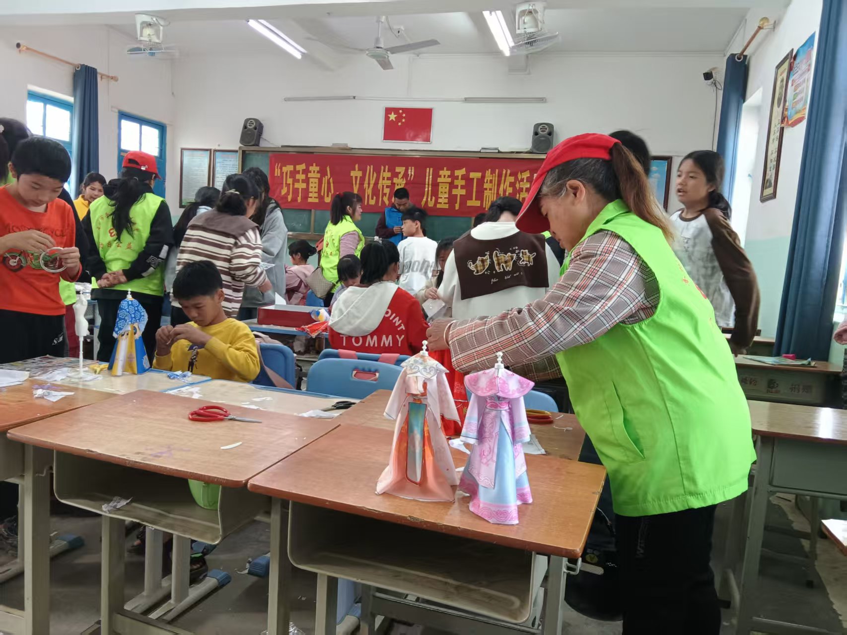 巧手裁古韵 童心传文脉——平山镇巾帼志愿队携手社工开展唐装汉服制作活动-8.jpg