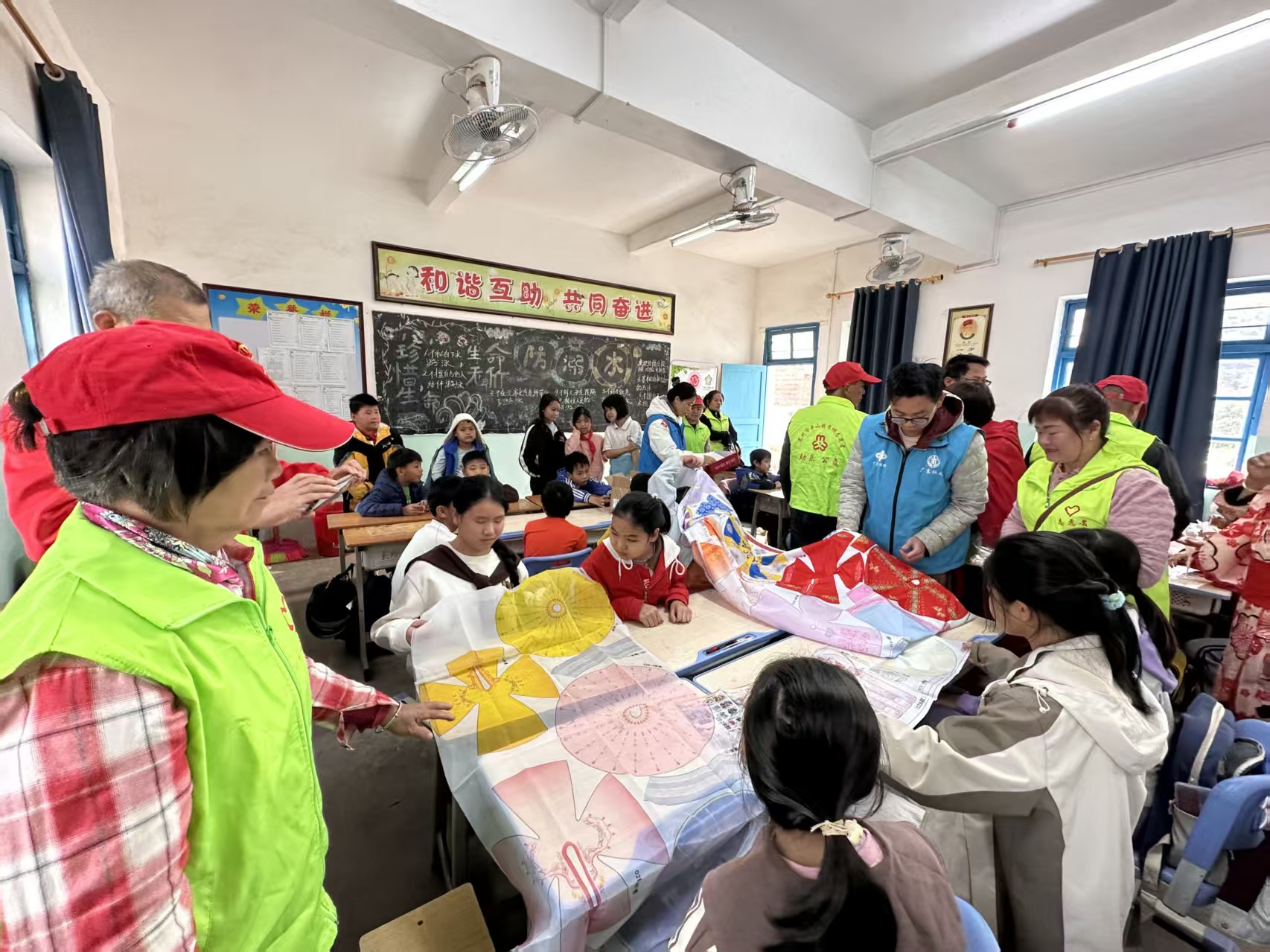 巧手裁古韵 童心传文脉——平山镇巾帼志愿队携手社工开展唐装汉服制作活动-4.jpg