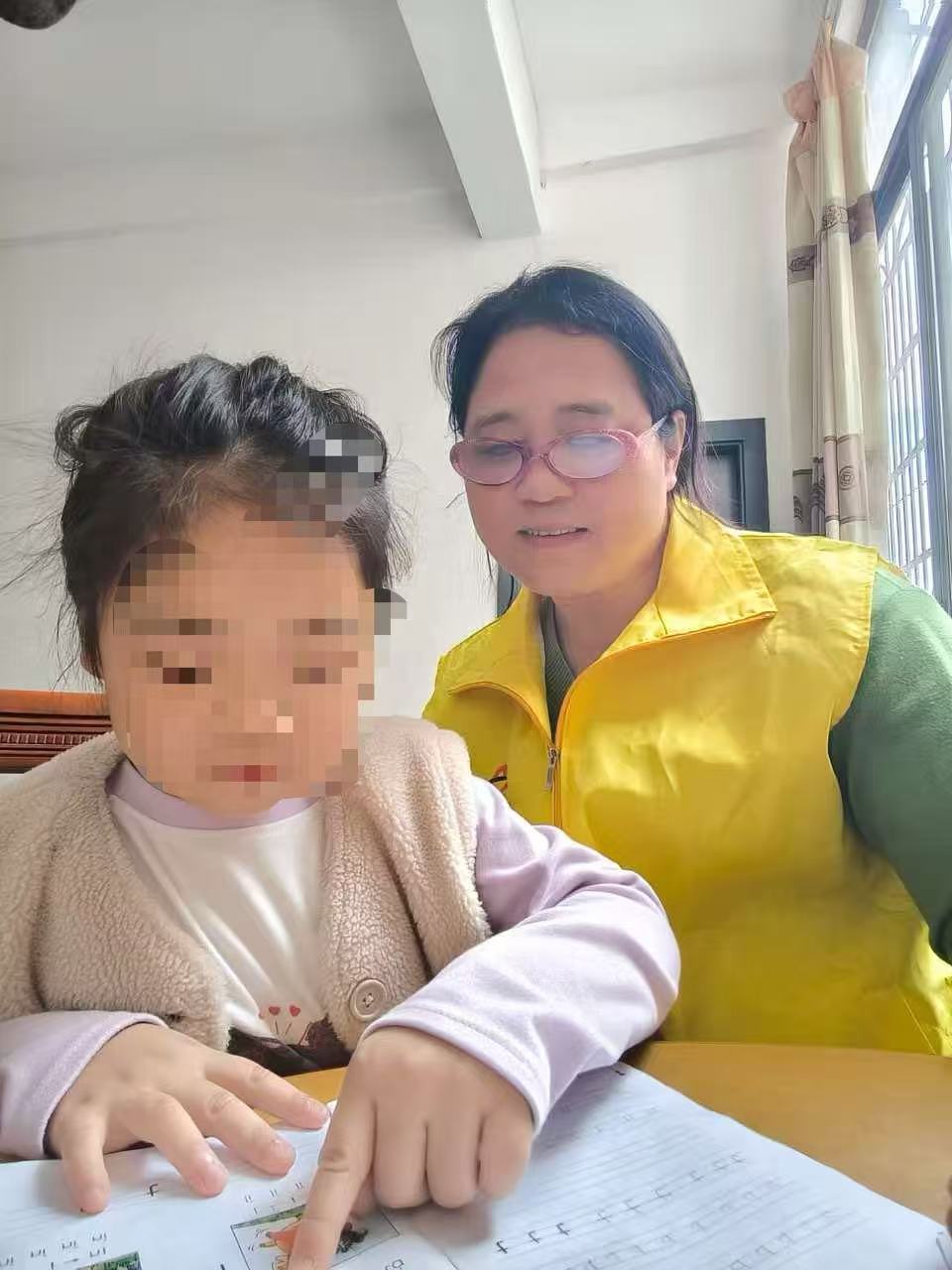 长坡村“爱心妈妈” 寒冬送温暖伴童心-5.jpg