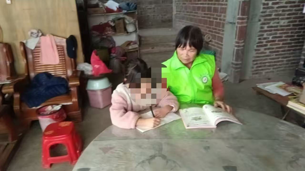 长坡村“爱心妈妈” 寒冬送温暖伴童心-1.jpg