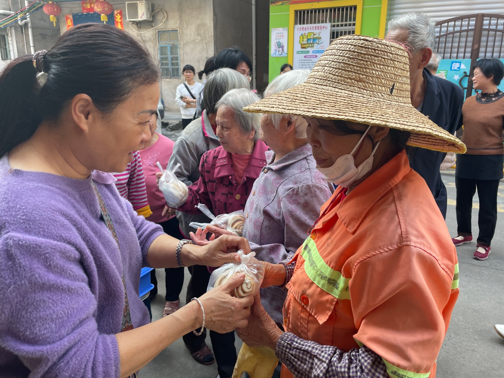 冬至送暖 巾帼有爱——高州市巾帼志愿者协会宣传部携手爱心企业进社区送温暖-10.jpg