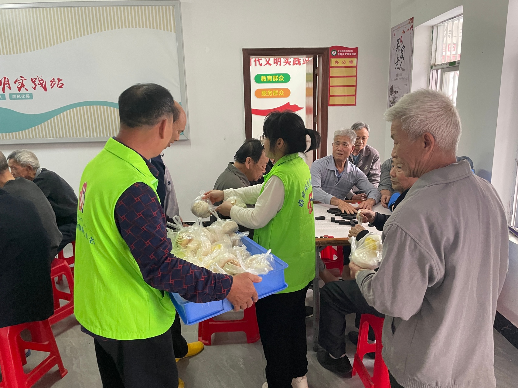 冬至送暖 巾帼有爱——高州市巾帼志愿者协会宣传部携手爱心企业进社区送温暖-6.jpg