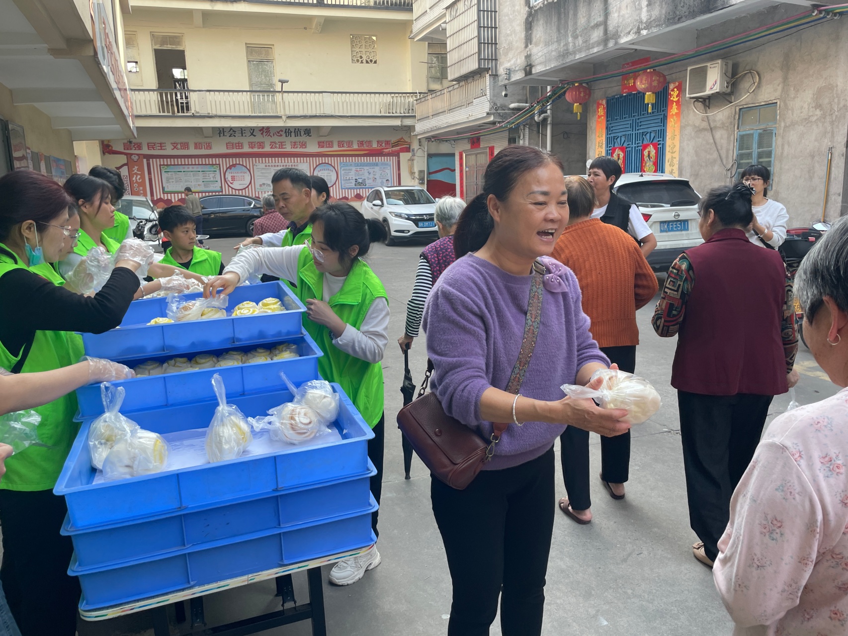 冬至送暖 巾帼有爱——高州市巾帼志愿者协会宣传部携手爱心企业进社区送温暖-5.jpg