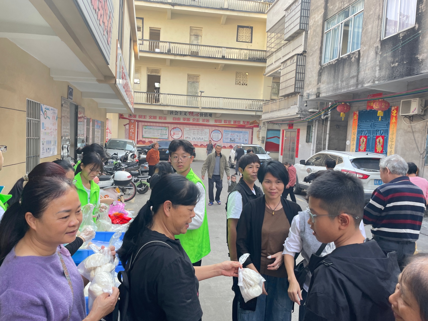 冬至送暖 巾帼有爱——高州市巾帼志愿者协会宣传部携手爱心企业进社区送温暖-13.jpg