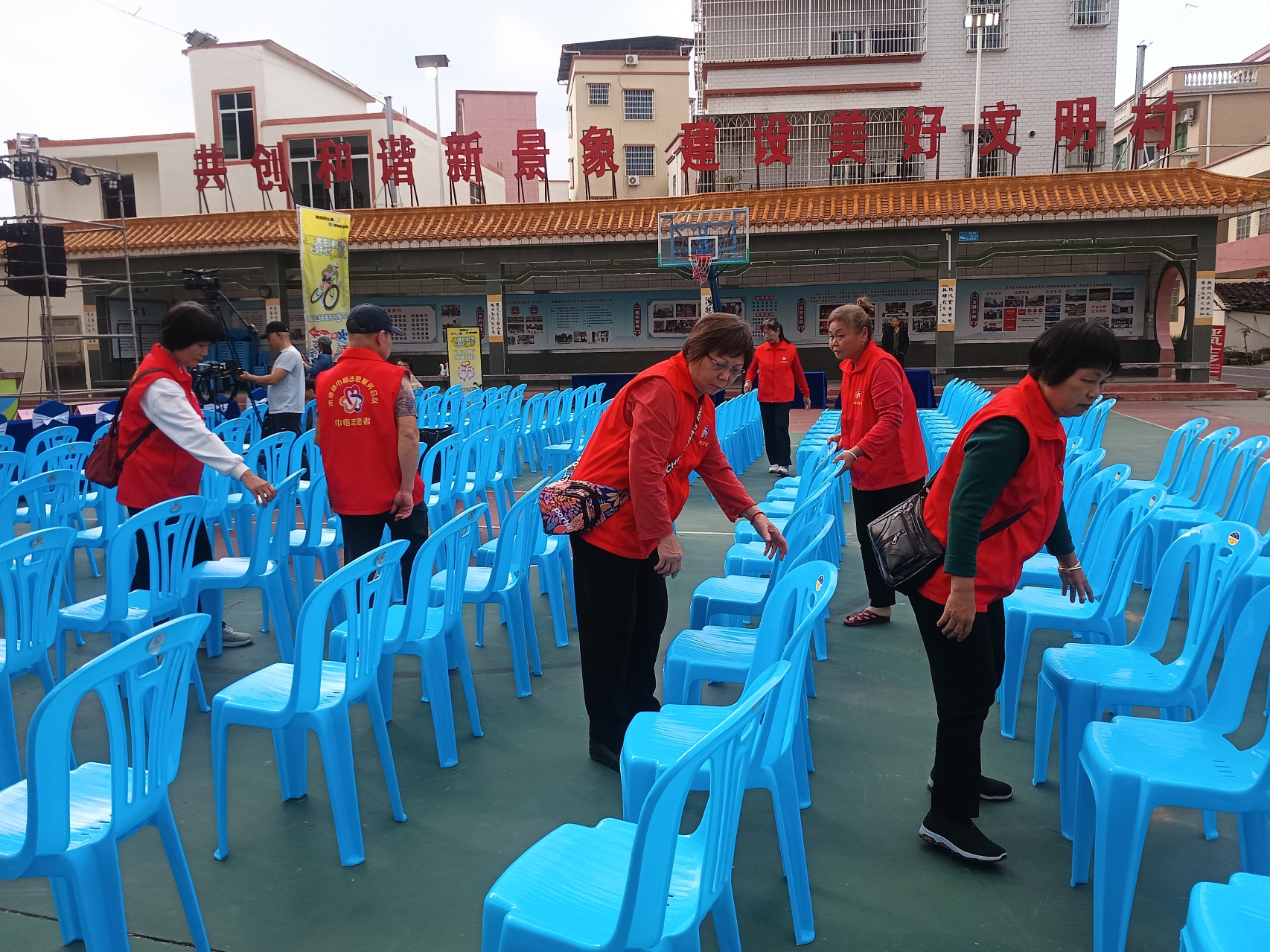 南塘镇巾帼志愿服务总队倾情助力 彭村颁奖盛典彰显好心精神-2.jpg